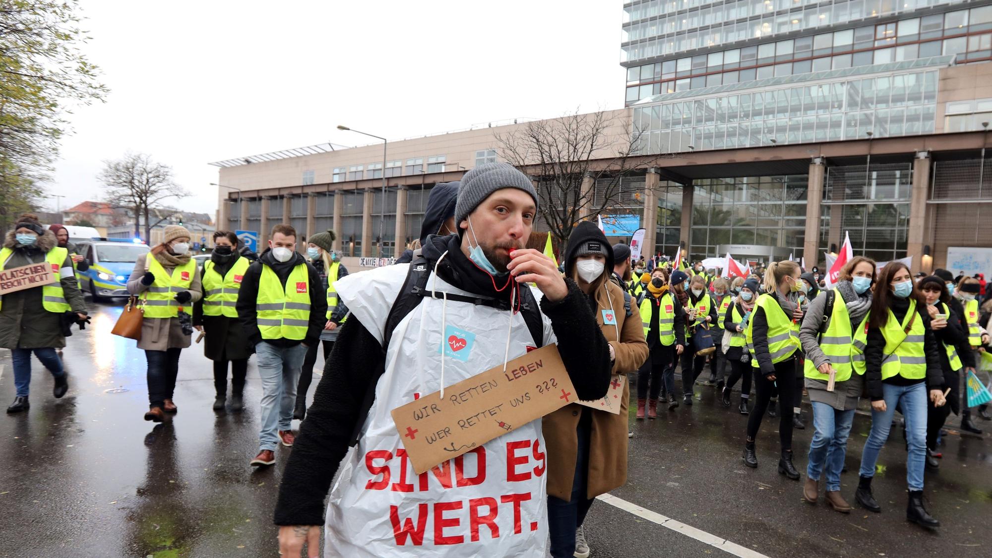 Teilnehmer an einem Streik vor der Uniklinik Köln