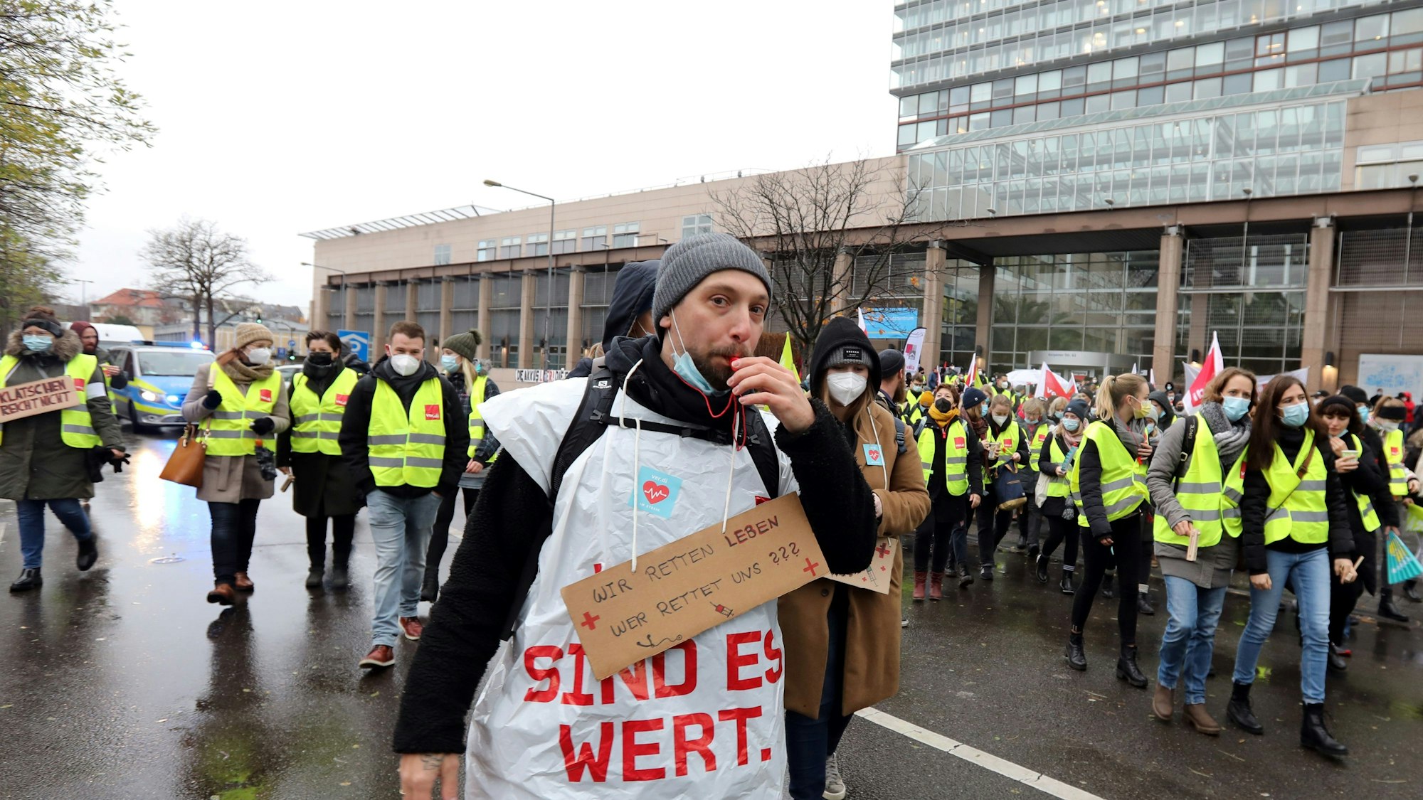 Teilnehmer an einem Streik vor der Uniklinik Köln