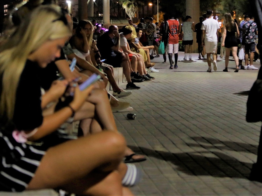 Kaum sind die Corona-Beschränkung auf der Ferieninsel Mallorca gefallen, spielen sich dort heftige Szenen ab. Im Ausgehviertel Santa Catalina in Palma de Mallorca haben die Menschen Sex auf offener Straße, halten Trinkgelage ab und belästigen die Anwohnerinnen und Anwohner.