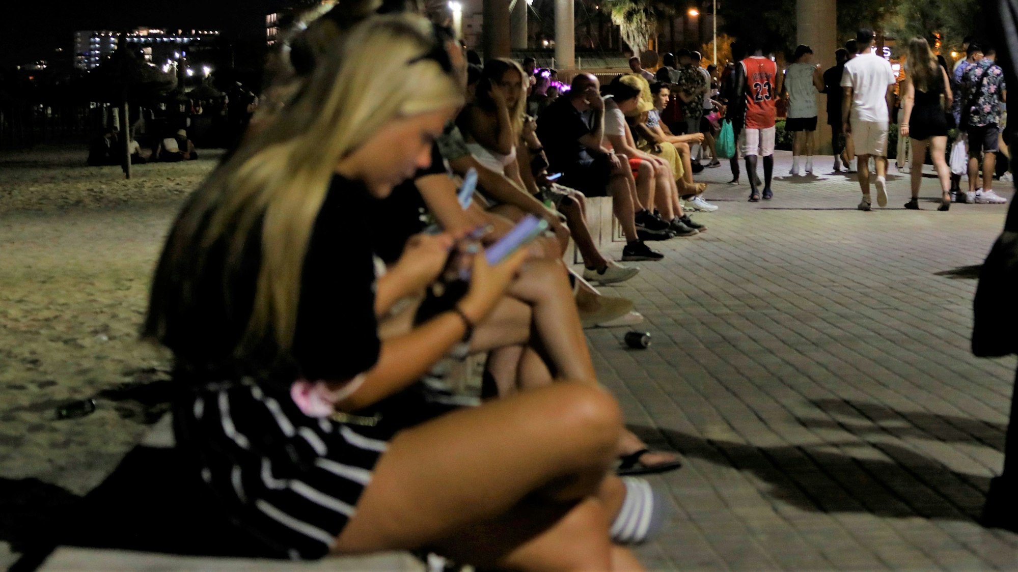 Kaum sind die Corona-Beschränkung auf der Ferieninsel Mallorca gefallen, spielen sich dort heftige Szenen ab. Im Ausgehviertel Santa Catalina in Palma de Mallorca haben die Menschen Sex auf offener Straße, halten Trinkgelage ab und belästigen die Anwohnerinnen und Anwohner.