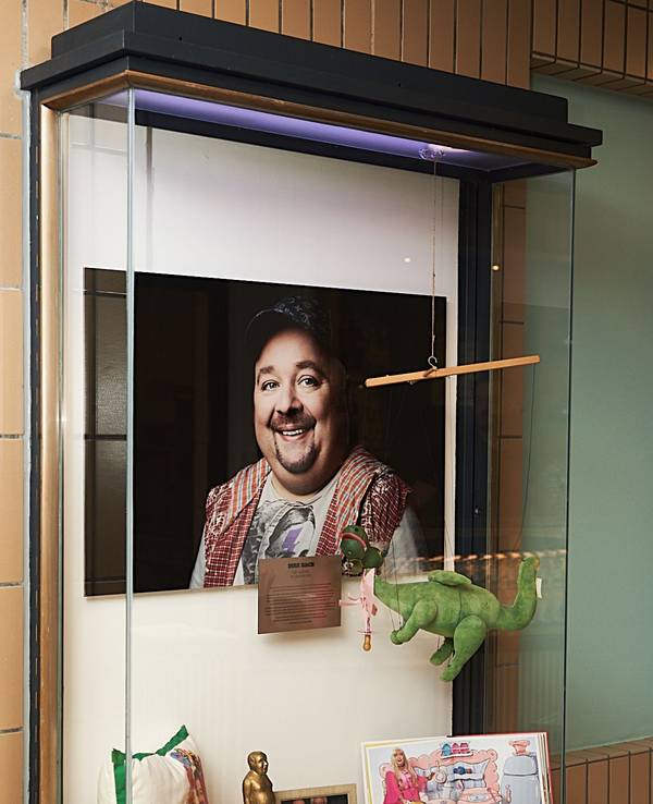 Die Vitrine im neuen Café Bach, in der ein Foto und verschiedene Erinnerungsstücke an den verstorbenen Dirk Bach zu sehen sind.