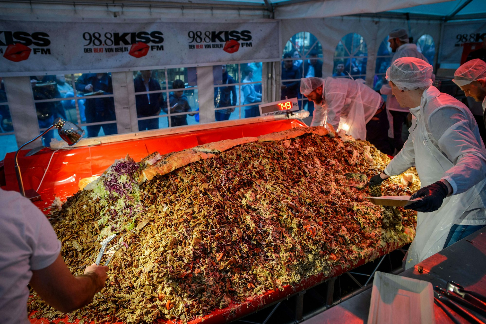 Mitarbeiter des Berliner Privatradiosenders "98.8 KISS FM" bereiten am 20.10.2017 in Berlin während eines Weltrekordversuches den größten Döner der Welt zu.
