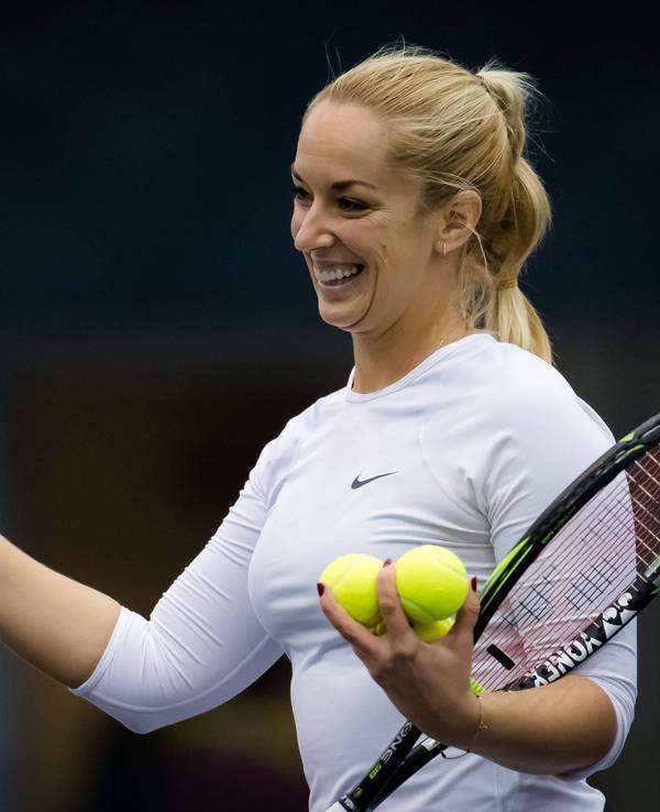 Sabine Lisicki lacht mit Tennisschläger.