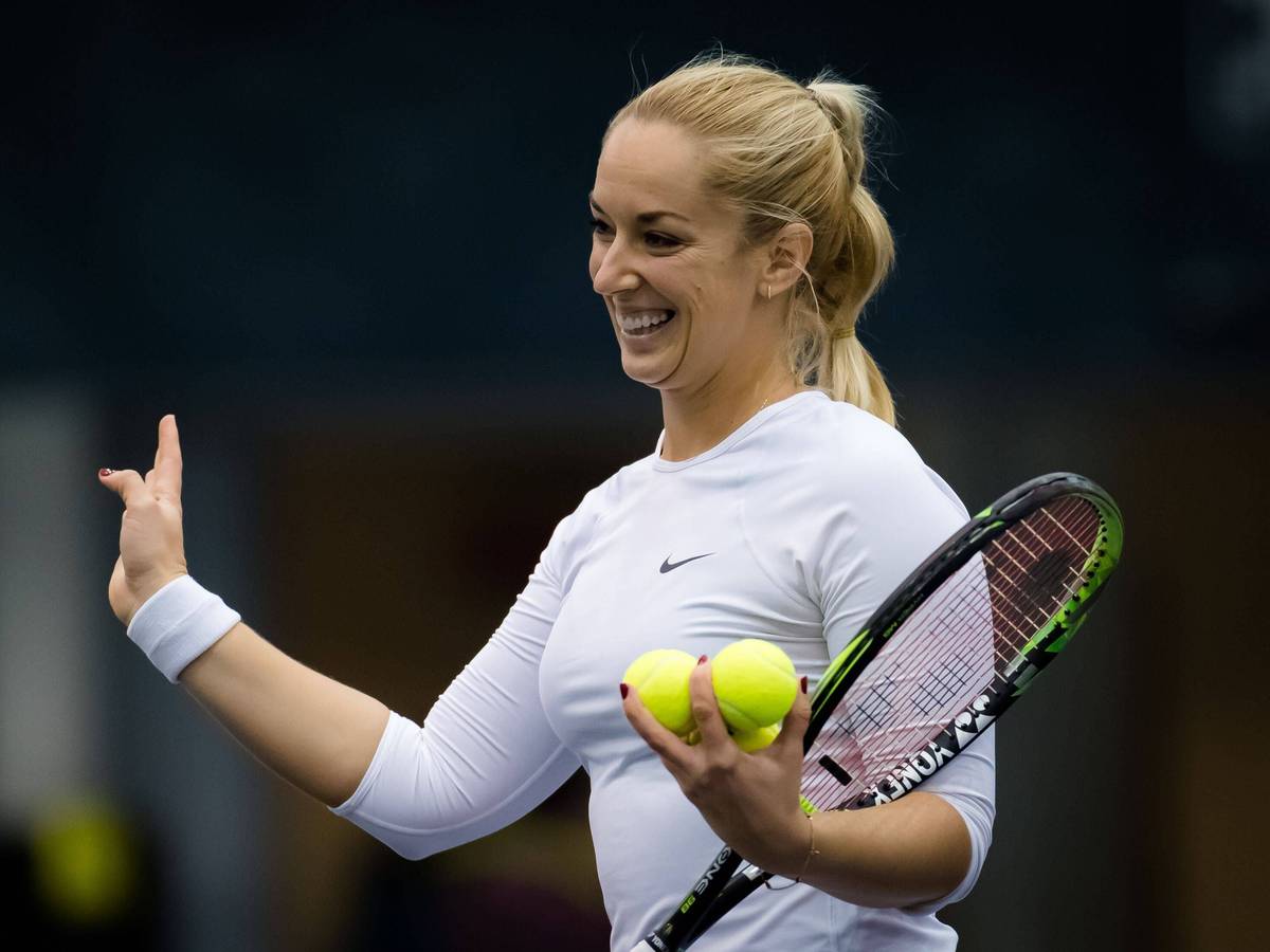 Sabine Lisicki lacht mit Tennisschläger.