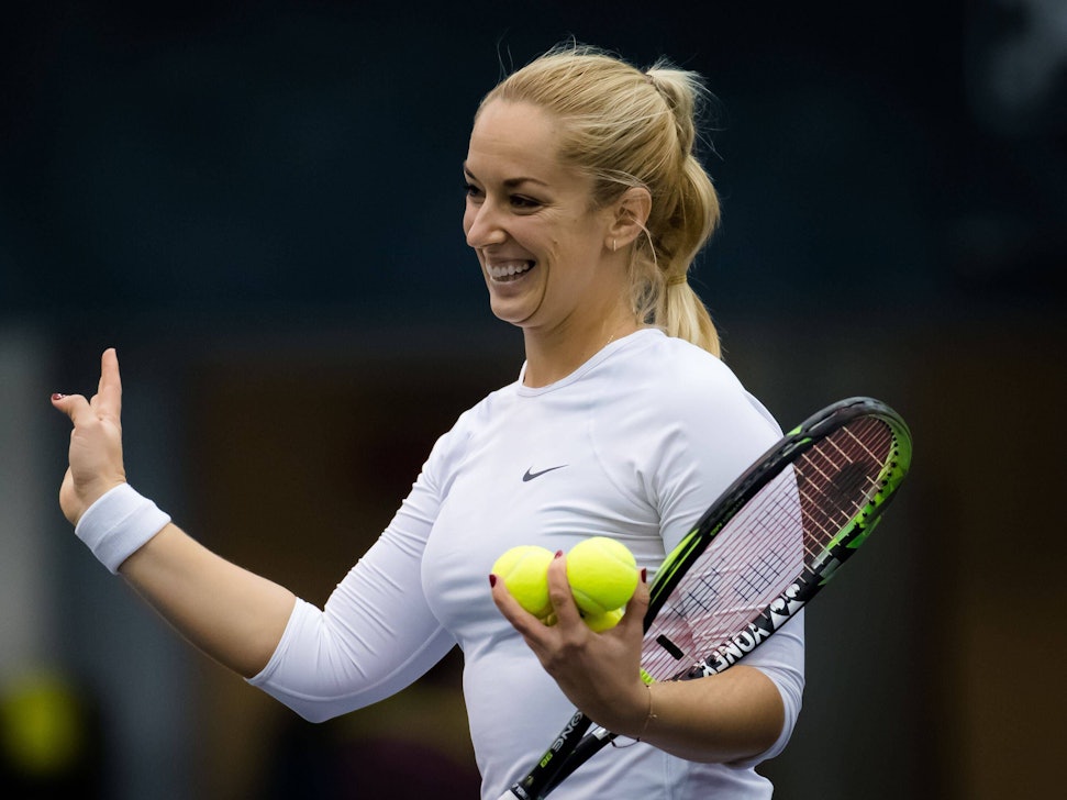 Sabine Lisicki lacht mit Tennisschläger.