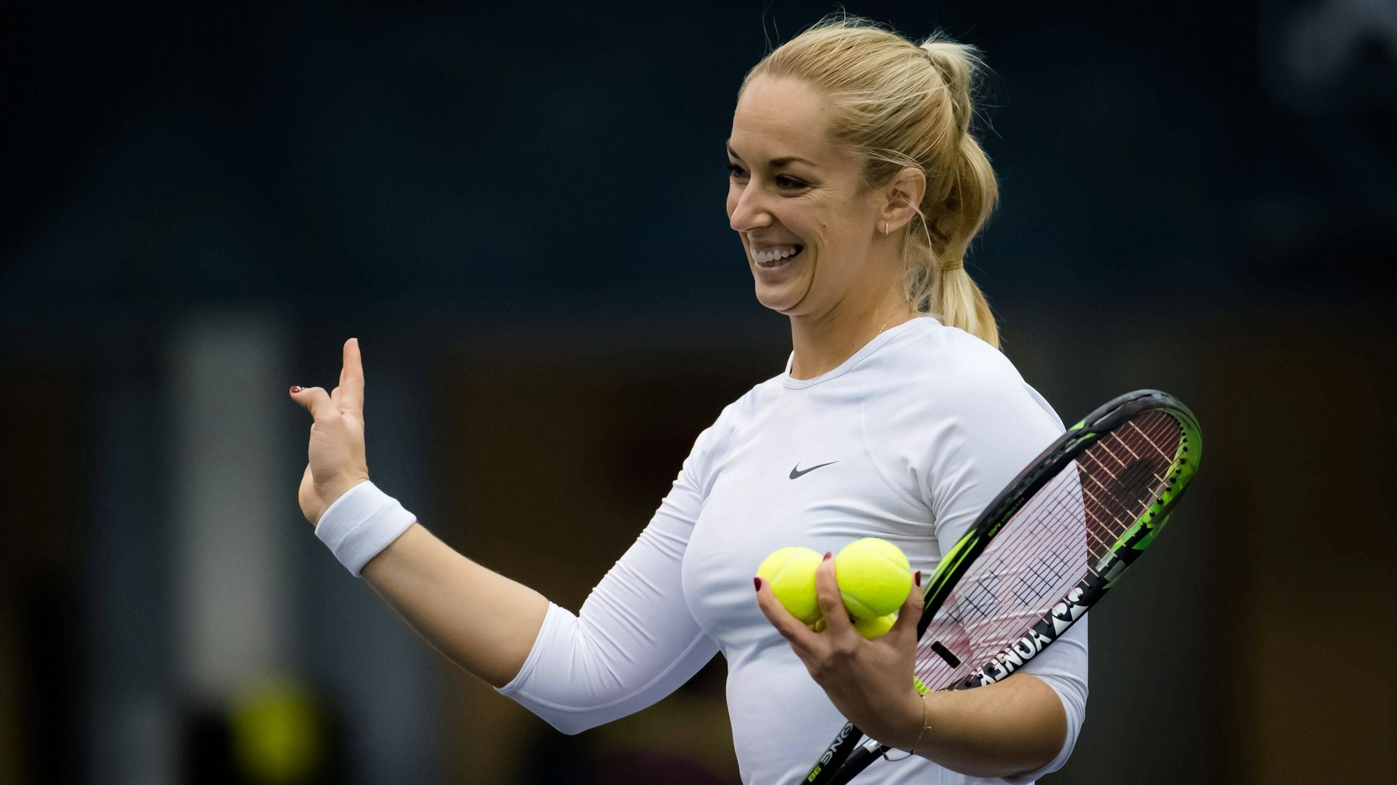 Sabine Lisicki lacht mit Tennisschläger.