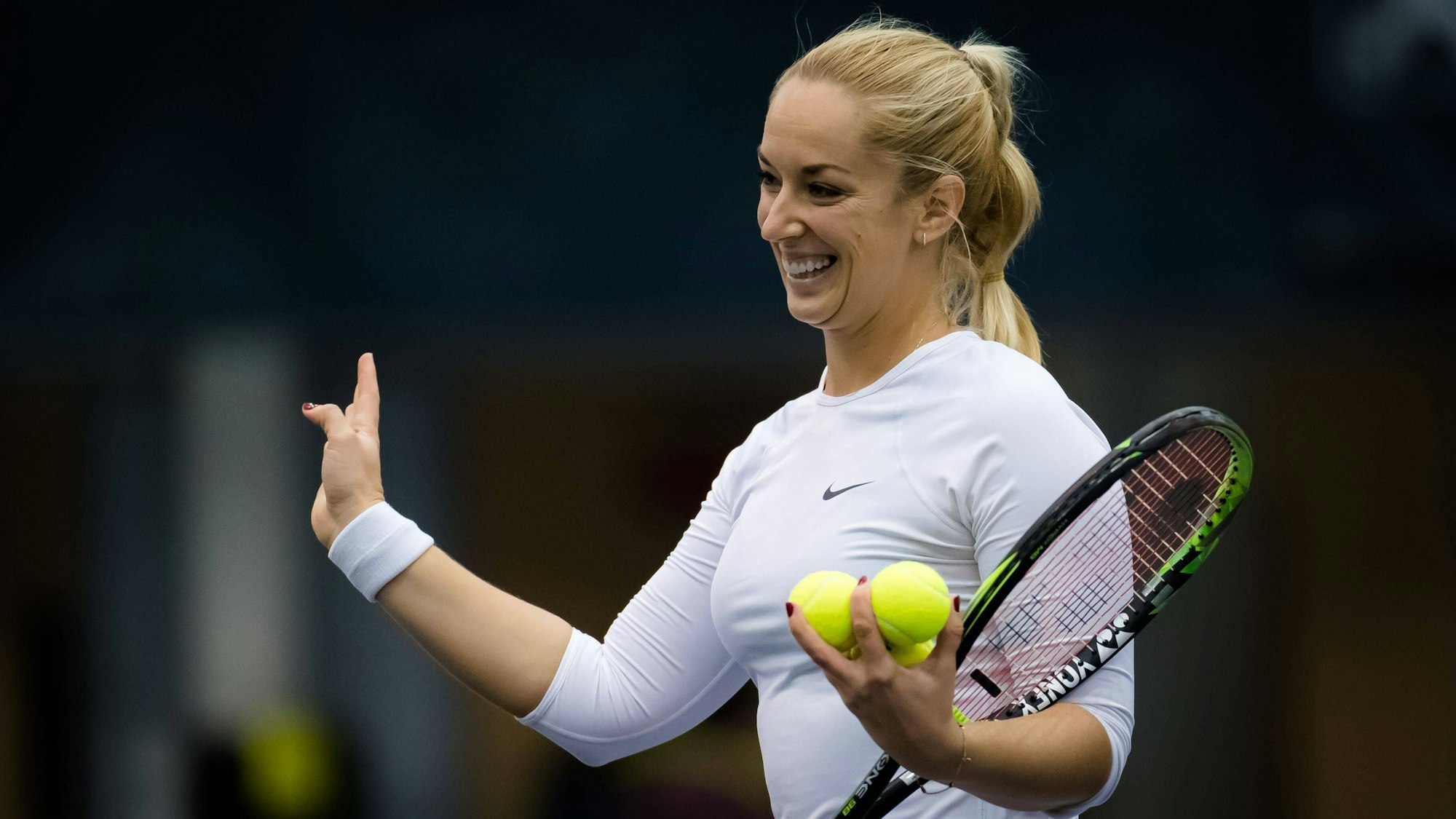 Sabine Lisicki lacht mit Tennisschläger.