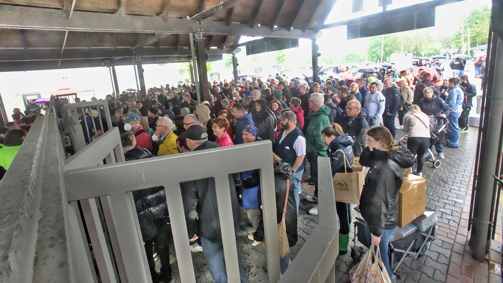 Seit Wochen sind die strengen Corona-Regeln gefallen, wie hier auf dem „Maimarkt Mannheim“ Ende April. Eine neue RKI-Studie zeigt nun auf, wie viel Menschen weder geimpft noch genesen sind.