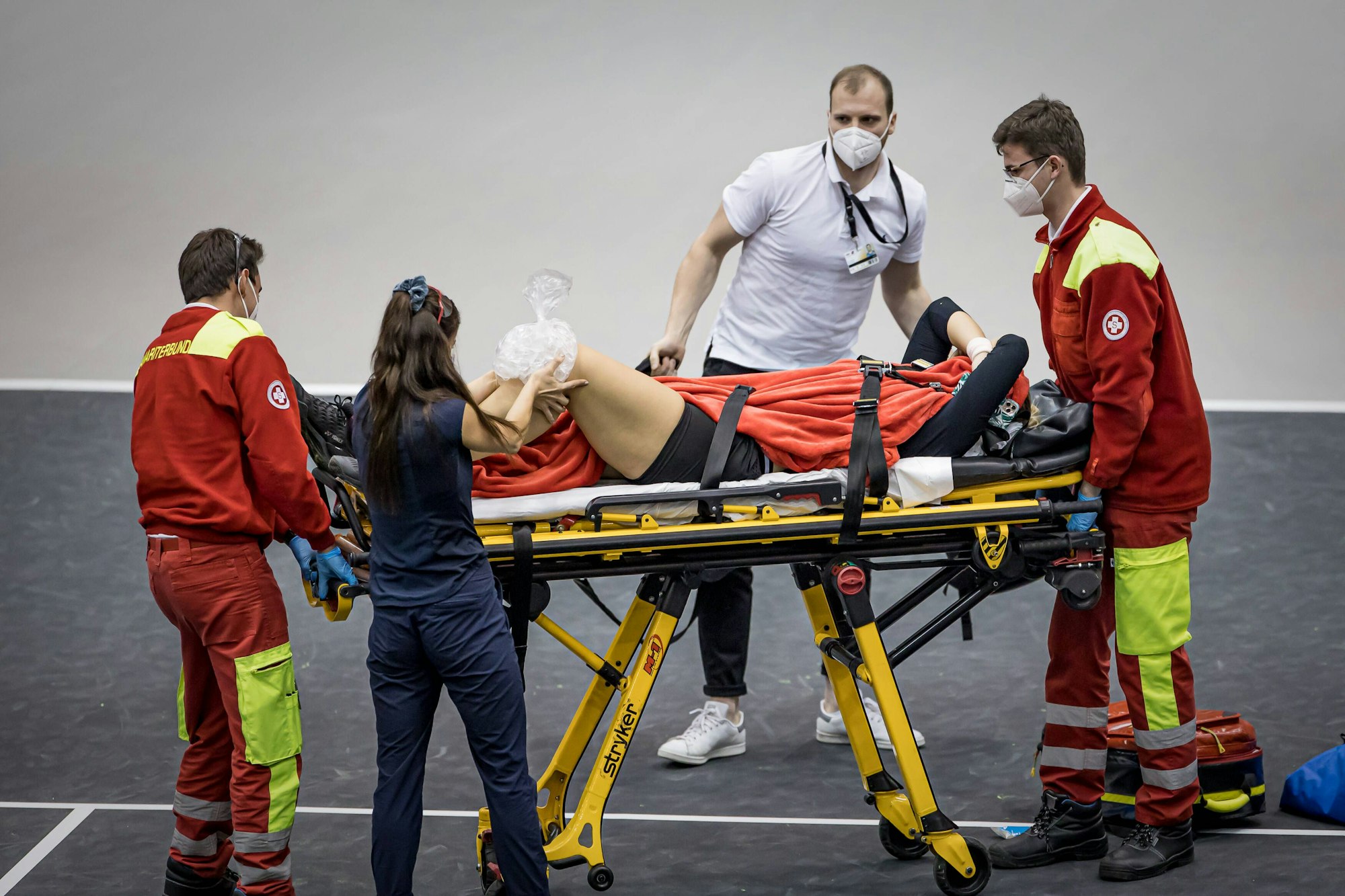 Sabine Lisicki wird auf einer Trage vom Platz gebracht.