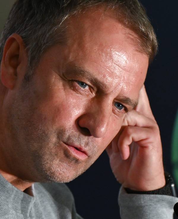 Bundestrainer Hansi Flick bei einer Pressekonferenz der deutschen Nationalmannschaft. Die Spiele werden bis 2028 weiterhin im Free-TV zu sehen sein.