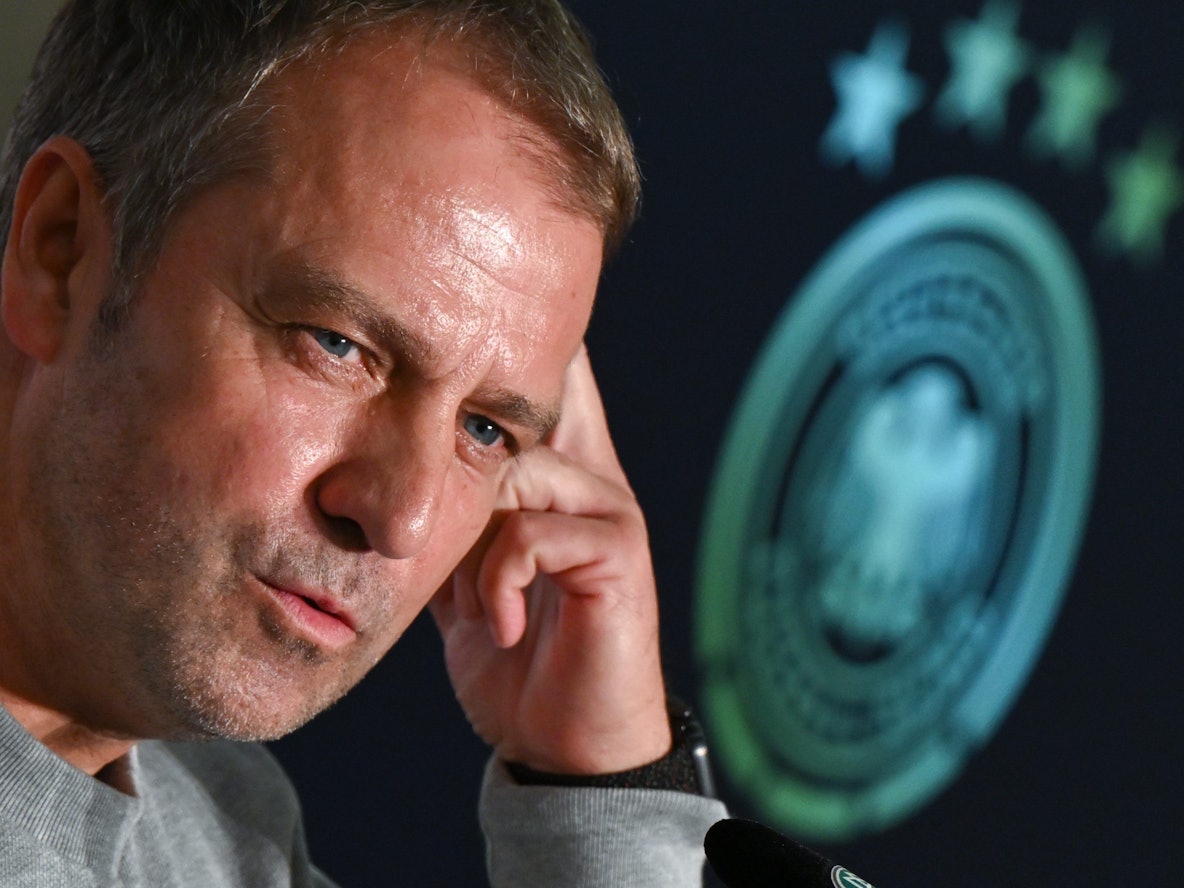 Bundestrainer Hansi Flick bei einer Pressekonferenz der deutschen Nationalmannschaft. Die Spiele werden bis 2028 weiterhin im Free-TV zu sehen sein.