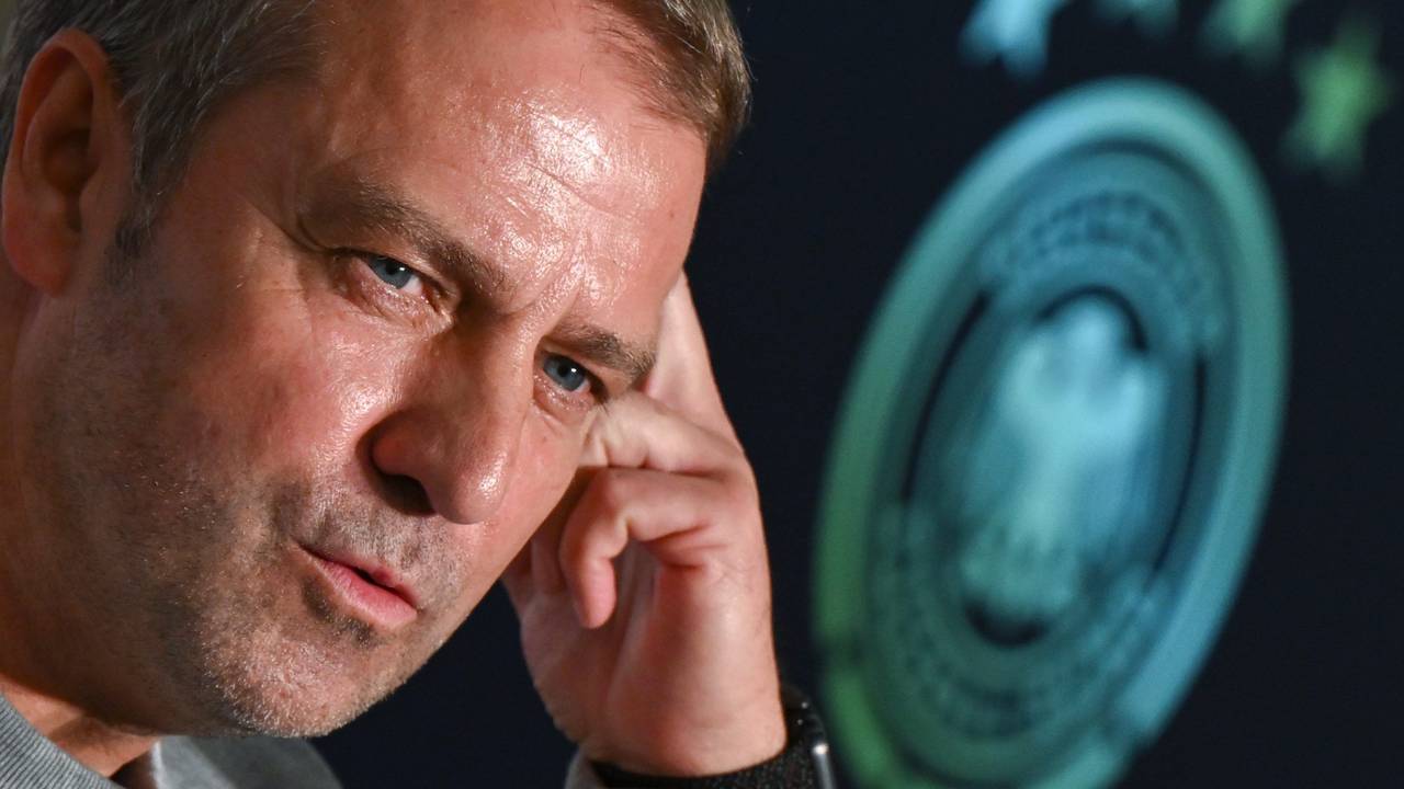 Bundestrainer Hansi Flick bei einer Pressekonferenz der deutschen Nationalmannschaft. Die Spiele werden bis 2028 weiterhin im Free-TV zu sehen sein.