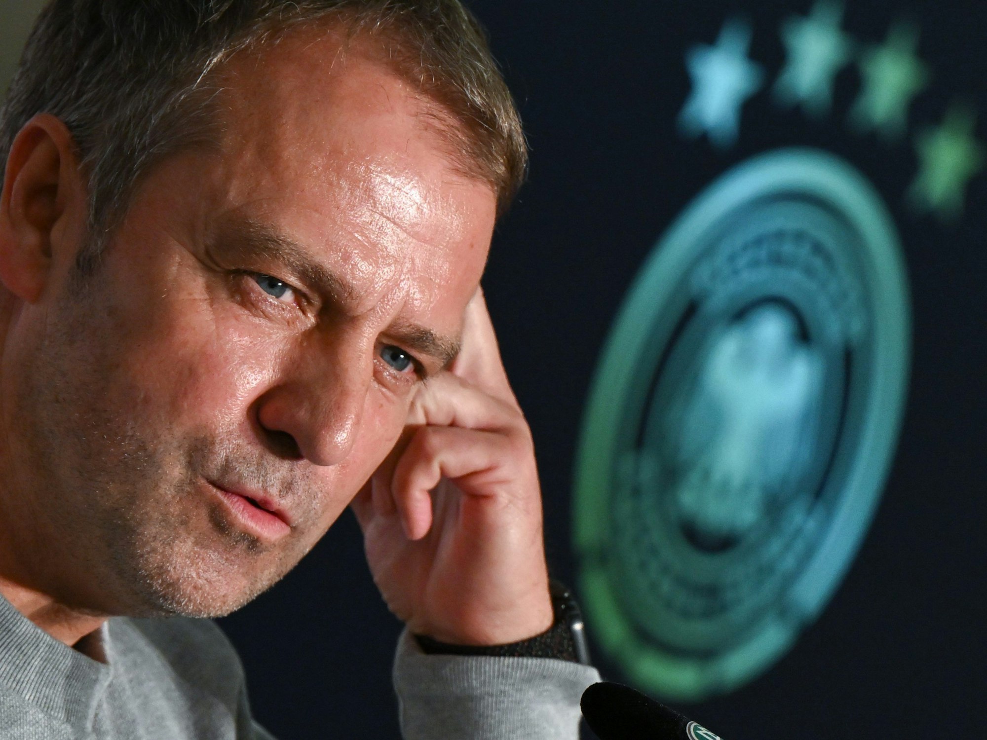 Bundestrainer Hansi Flick bei einer Pressekonferenz der deutschen Nationalmannschaft. Die Spiele werden bis 2028 weiterhin im Free-TV zu sehen sein.