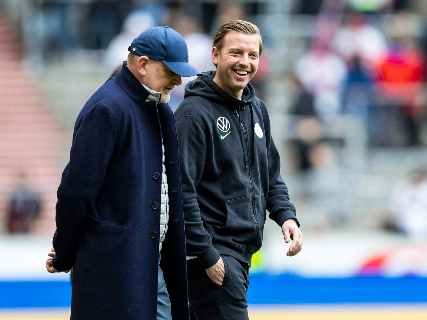 Jörg Schmadtke, Geschäftsführer Sport beim VfL Wolfsburg (l) und Wolfsburgs Trainer Florian Kohfeldt (r) stehen vor dem Spiel im Stadion.