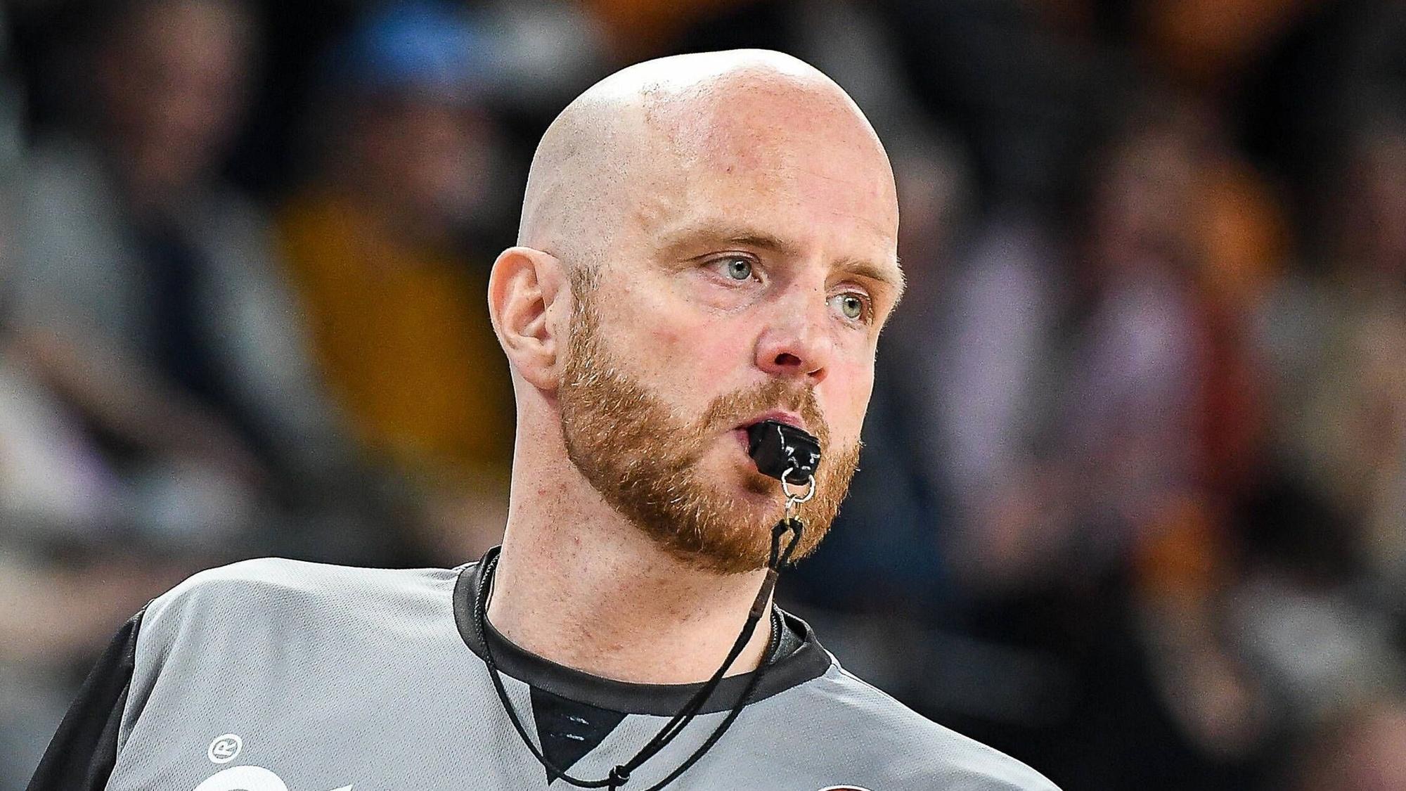 Wegen seines Bartes soll der deutsche Basketball Schiri in Zukunft nicht mehr europäisch pfeifen dürfen.