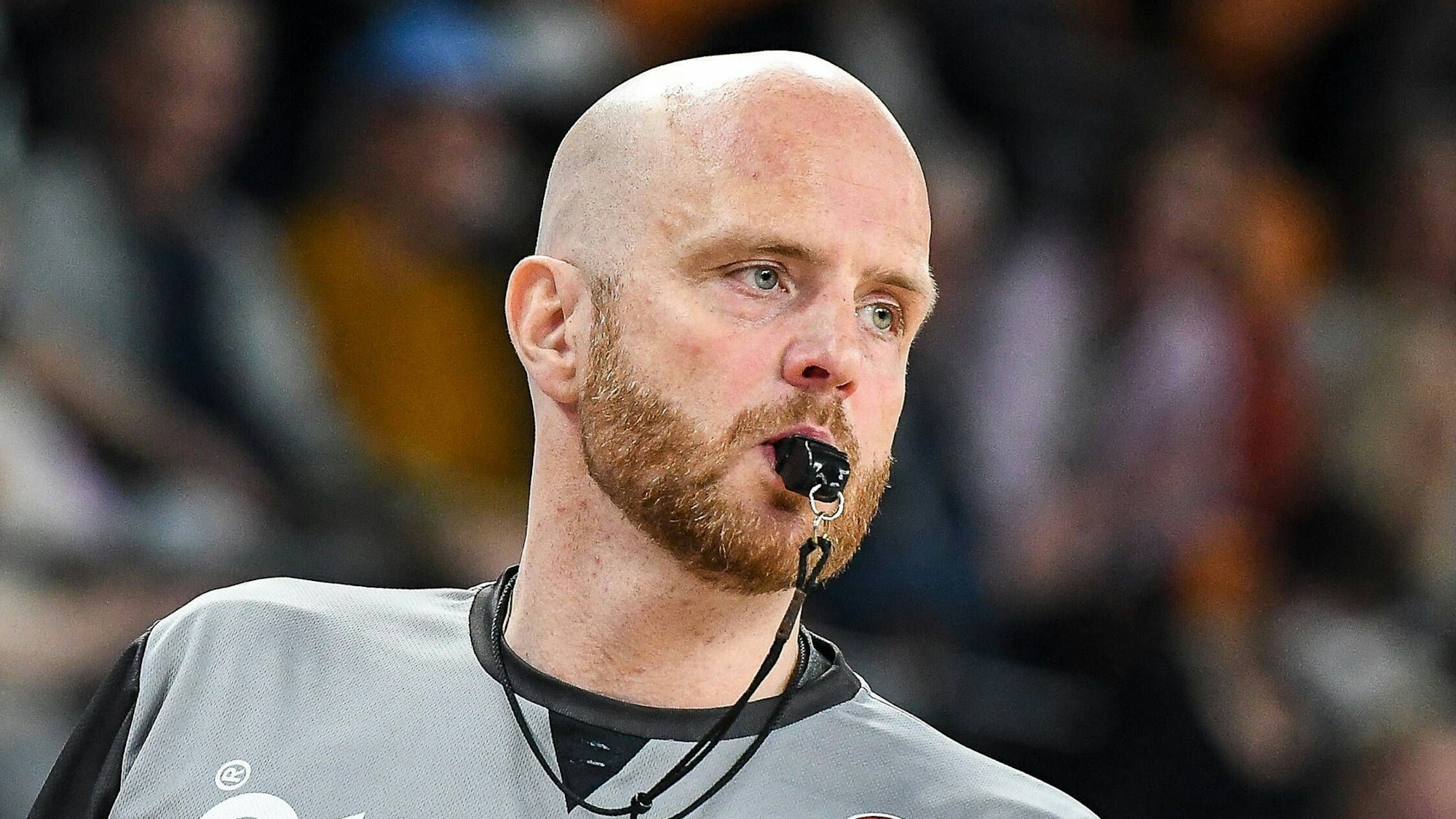 Wegen seines Bartes soll der deutsche Basketball Schiri in Zukunft nicht mehr europäisch pfeifen dürfen.