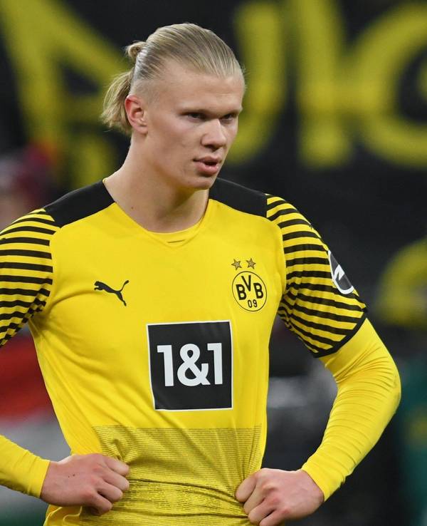 Erling Haaland steht im Trikot von Borussia Dortmund auf dem Platz. Ist sein möglicher Nachfolger jetzt gefunden?