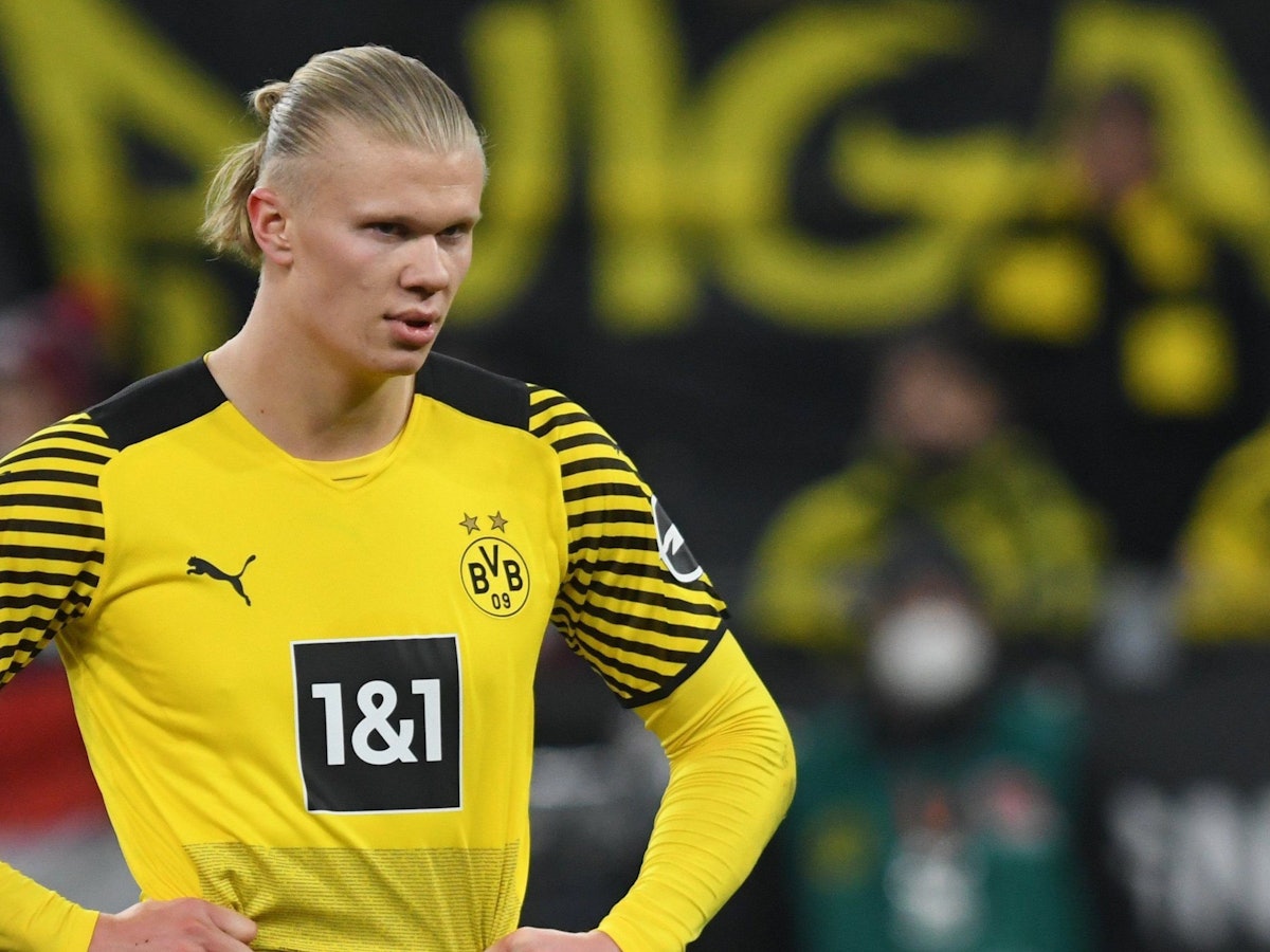 Erling Haaland steht im Trikot von Borussia Dortmund auf dem Platz. Ist sein möglicher Nachfolger jetzt gefunden?