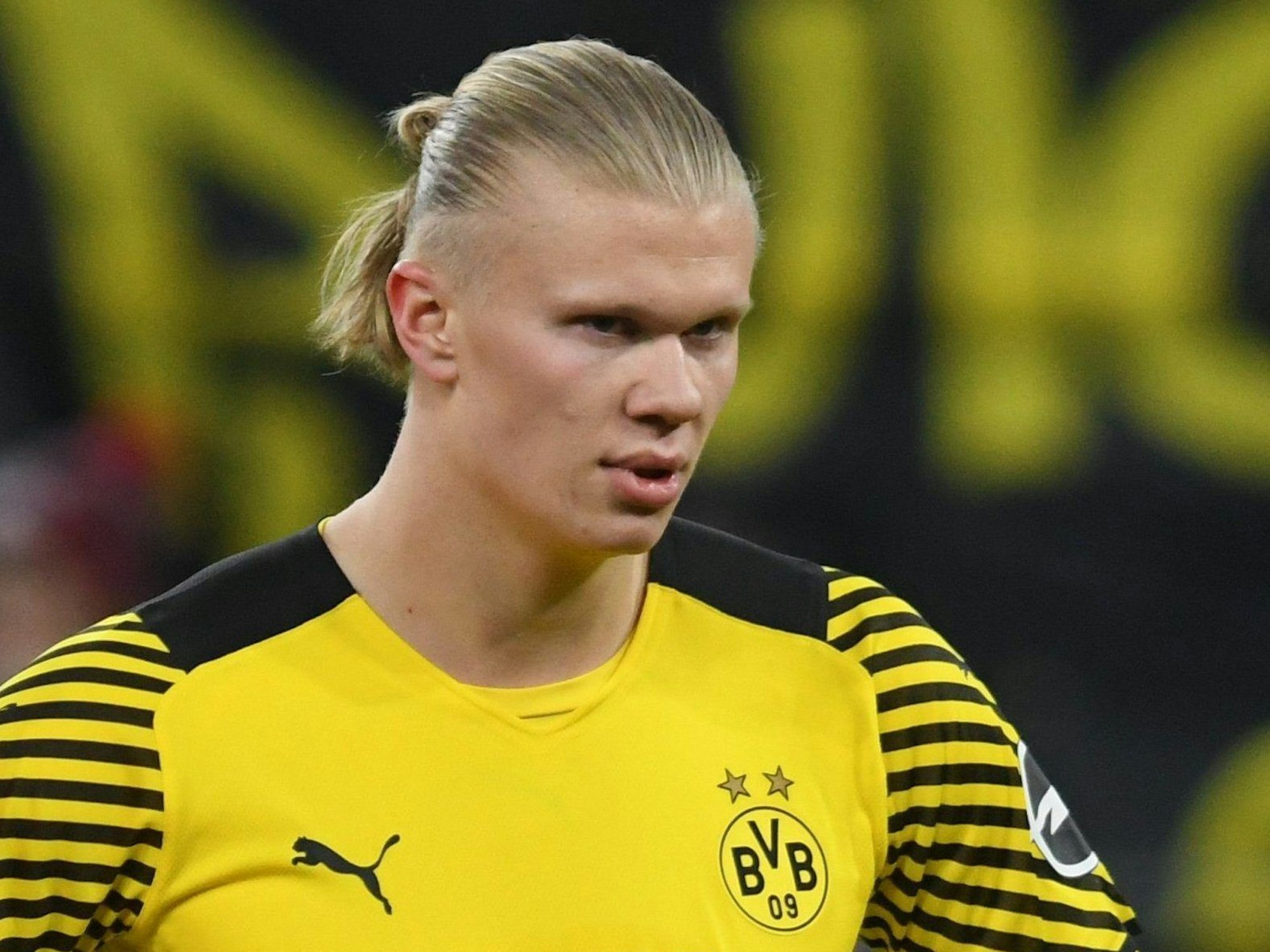 Erling Haaland steht im Trikot von Borussia Dortmund auf dem Platz. Ist sein möglicher Nachfolger jetzt gefunden?