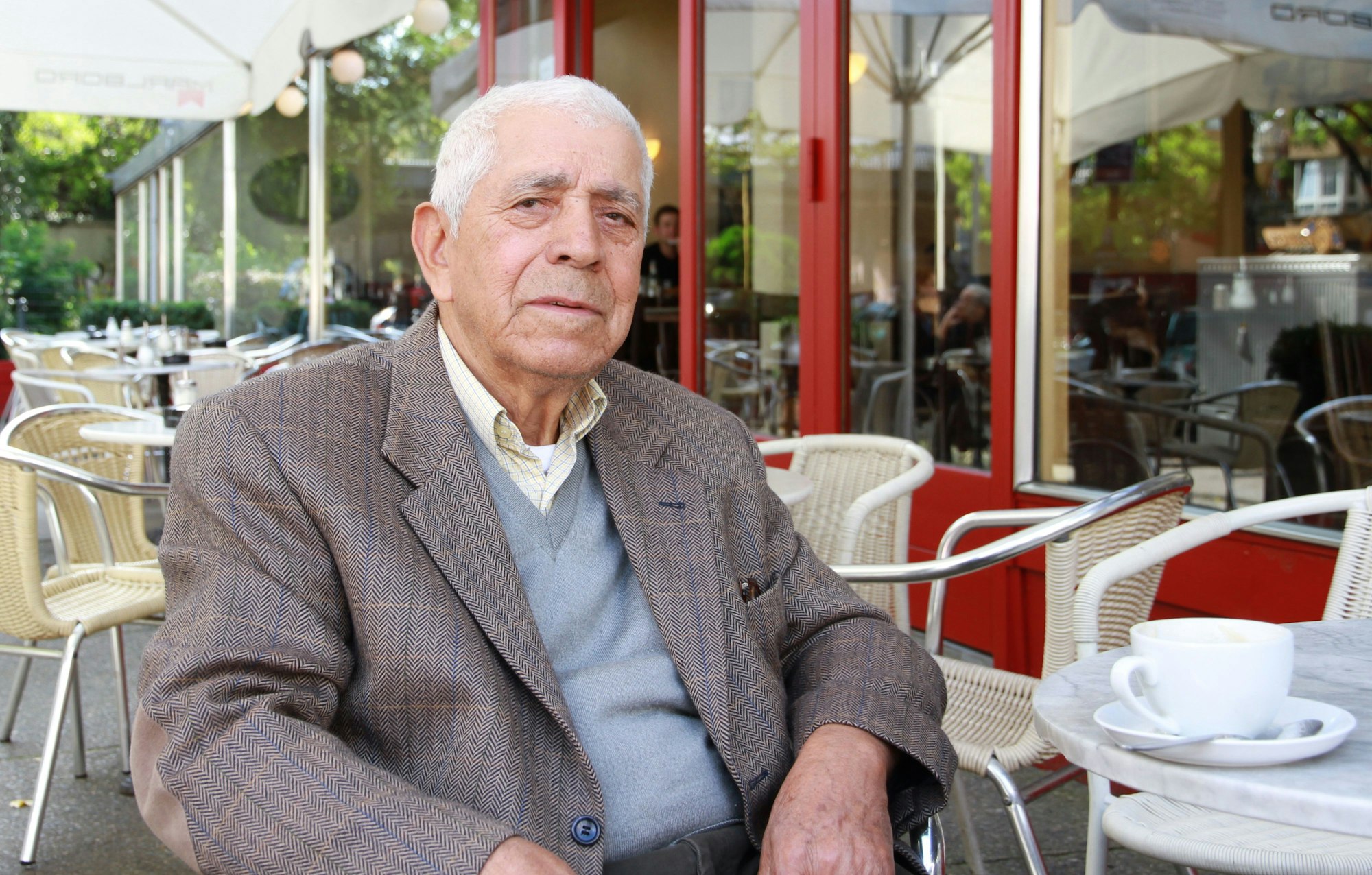 Kadir Nurman in einem Cafe in Berlin.