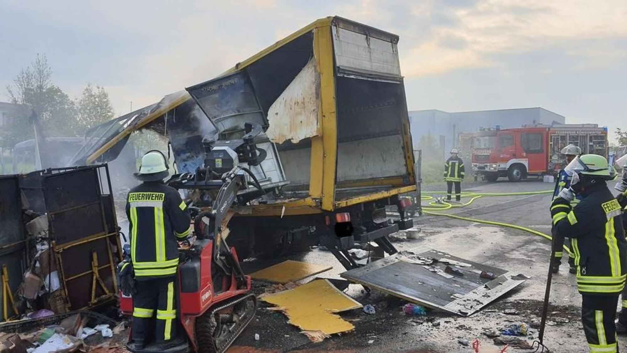 Ein Lkw ist ausgebrannt, mehrere Feuerwehrmänner sind im Einsatz.