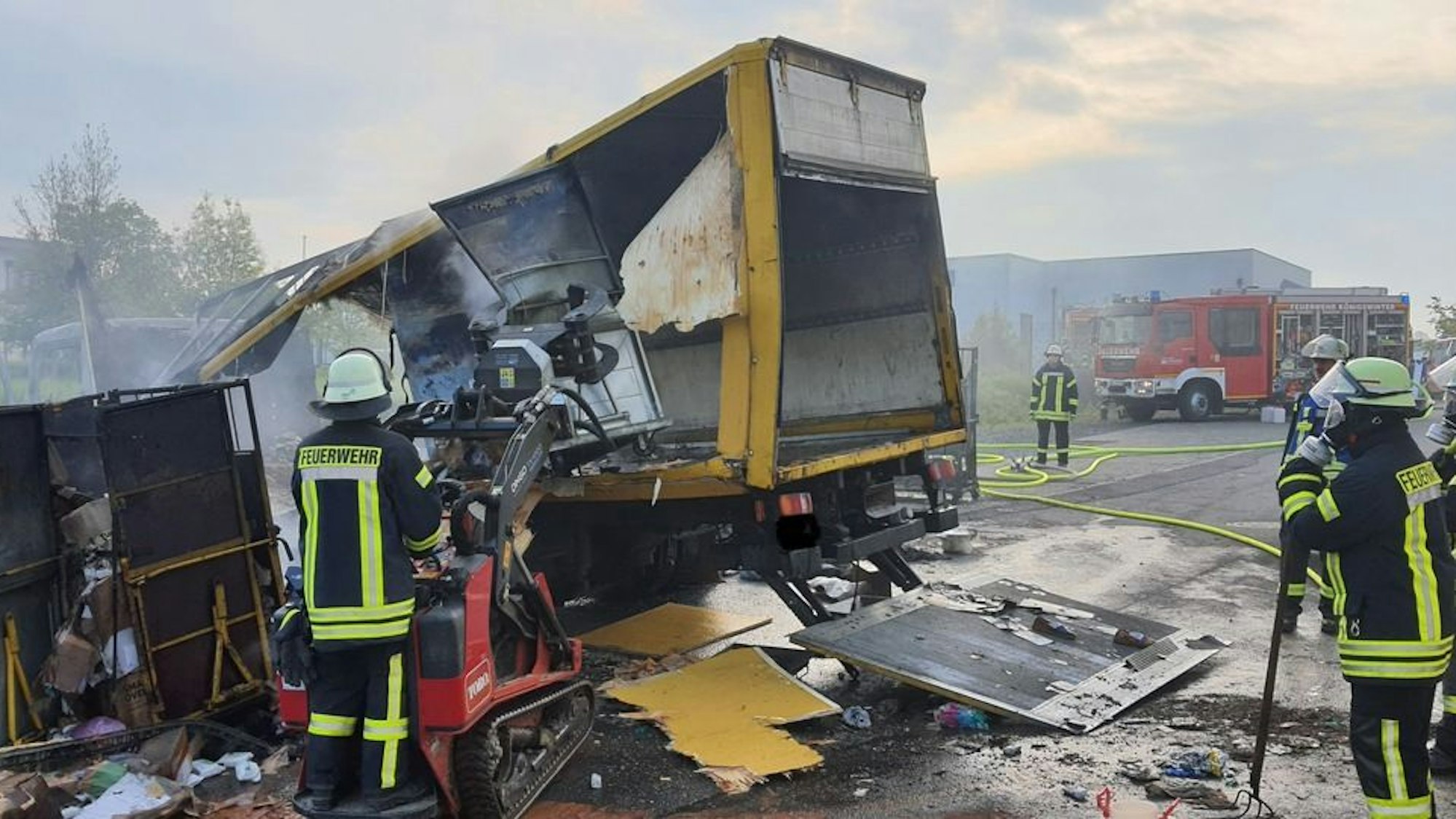 Ein Lkw ist ausgebrannt, mehrere Feuerwehrmänner sind im Einsatz.
