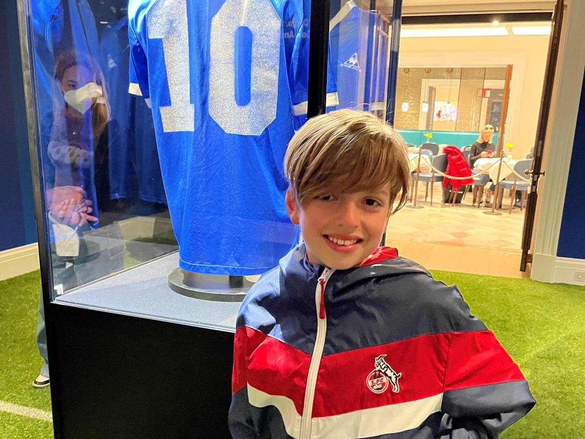 Das Trikot von Diego Maraona, ausgestellt bei Sotheby's in London.