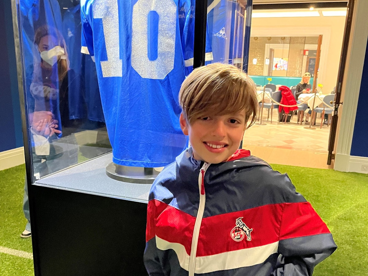 Das Trikot von Diego Maraona, ausgestellt bei Sotheby's in London.