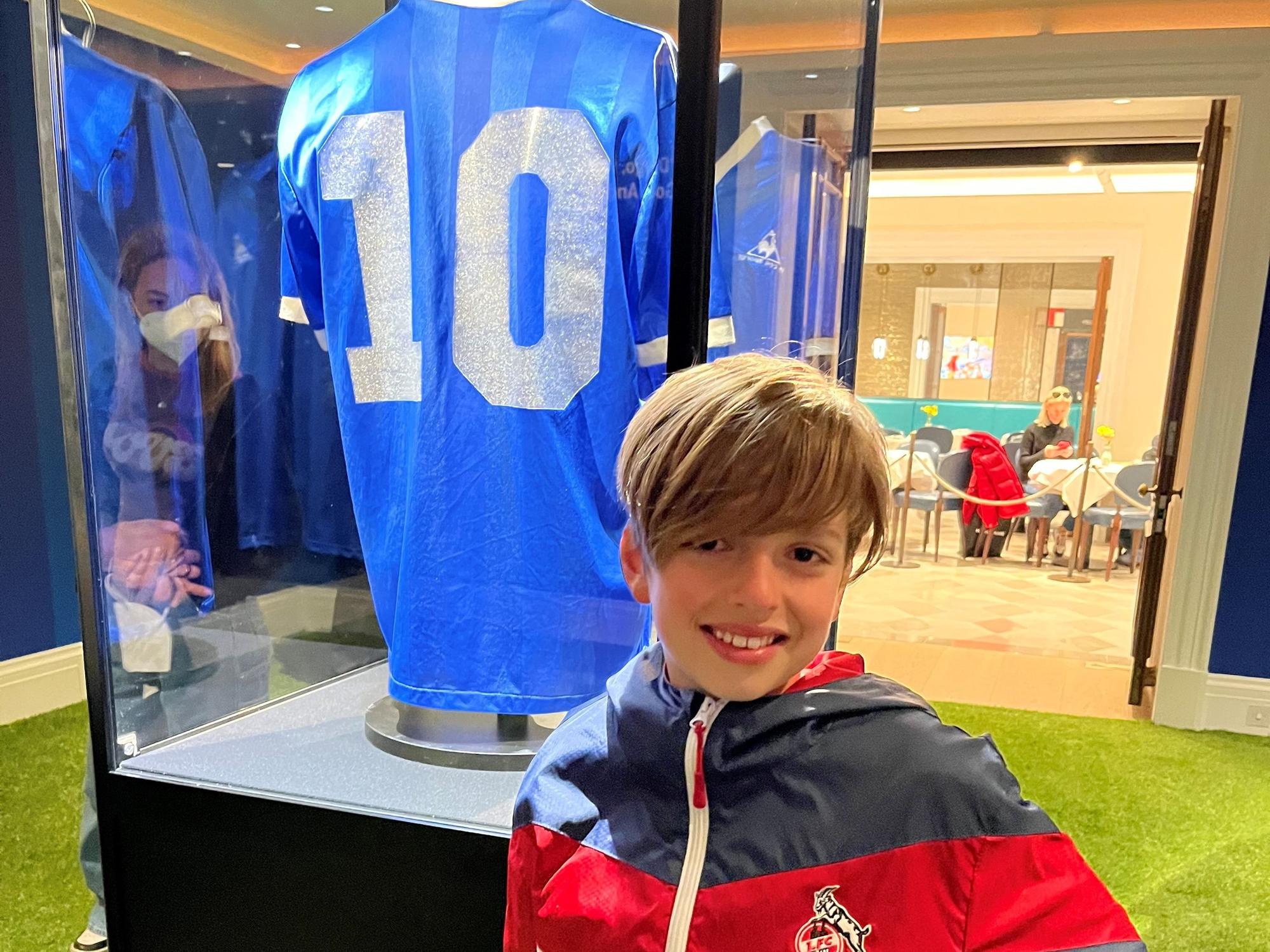 Das Trikot von Diego Maraona, ausgestellt bei Sotheby's in London.