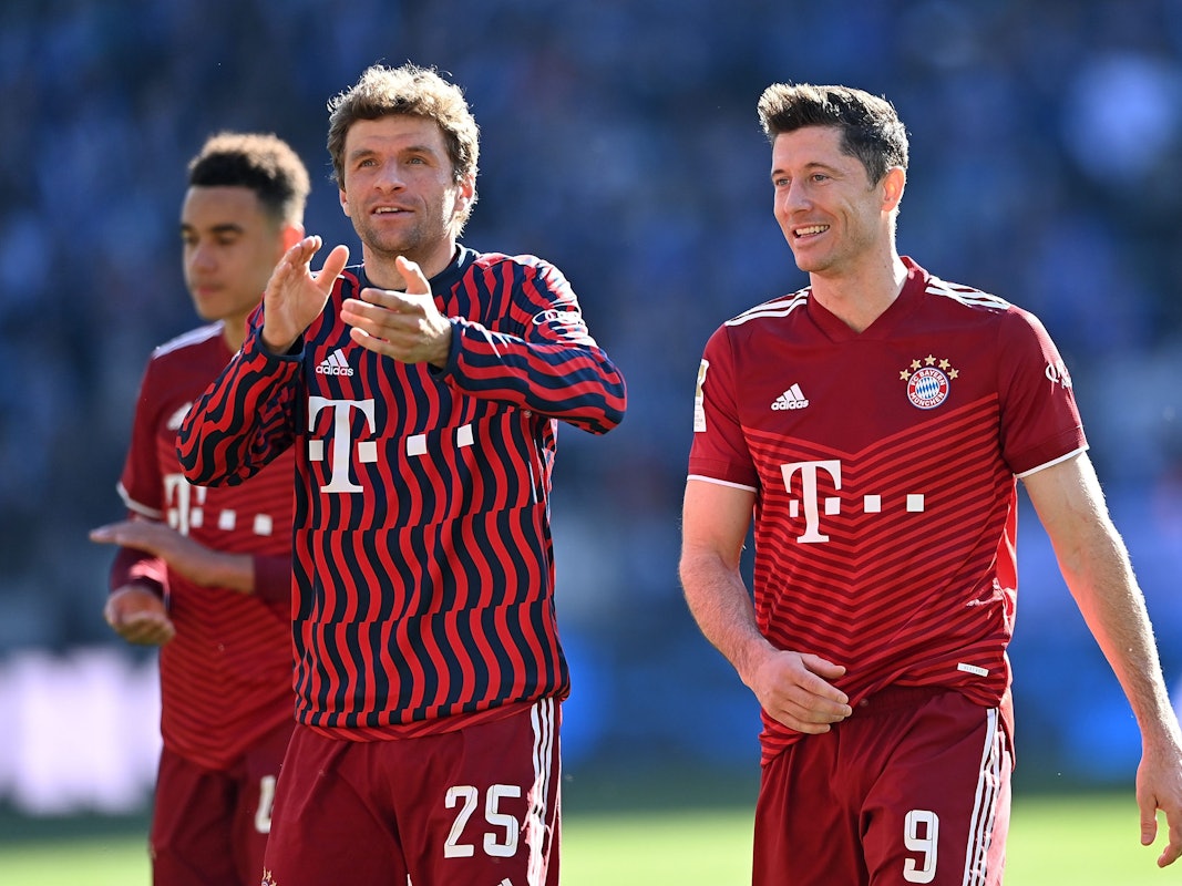 Thomas Müller und Robert Lewandowski beim Spiel des FC Bayern München gegen DSC Arminia Bielefeld (17. April 2022).