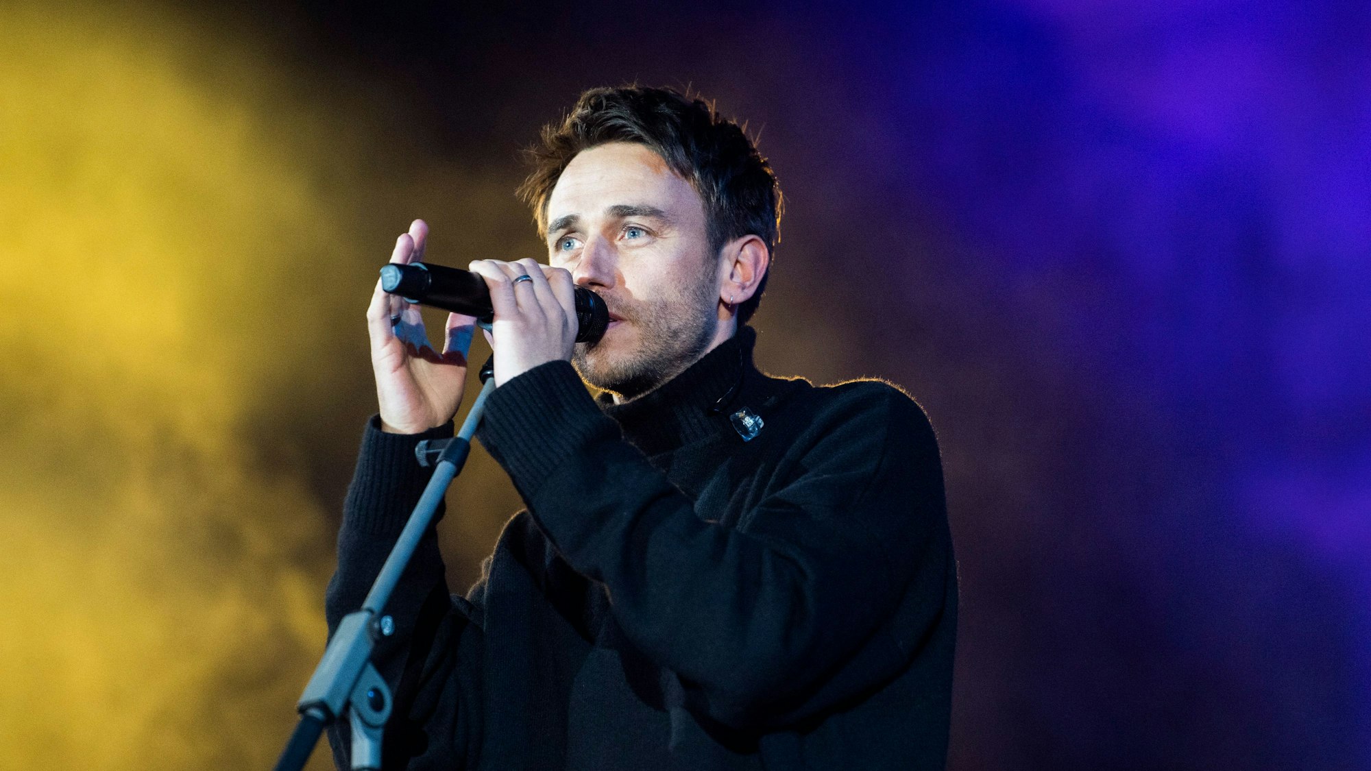 Clueso singt bei der Solidaritätskundgebung "Sound of Peace" am Brandenburger Tor auf der Bühne.