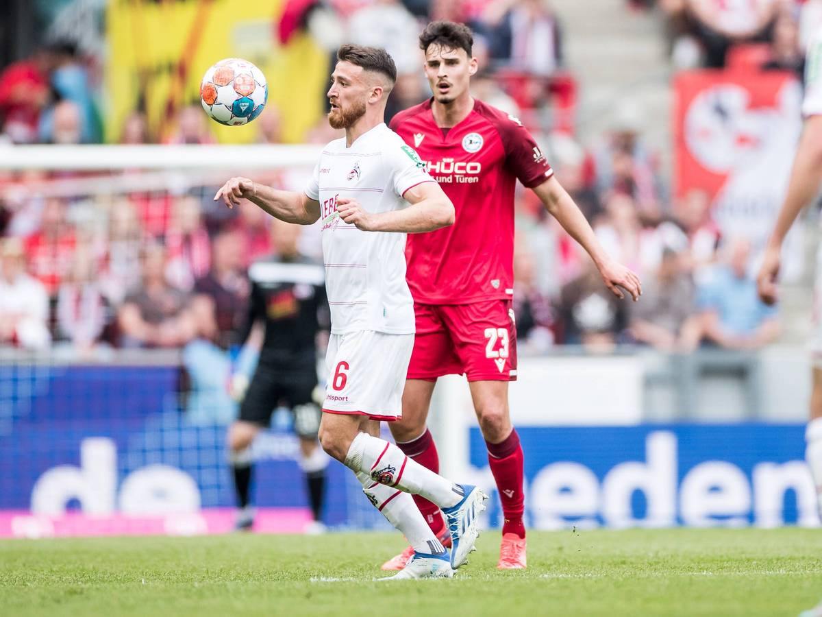 Salih Özcan nimmt einen Ball mit der Brust an.
