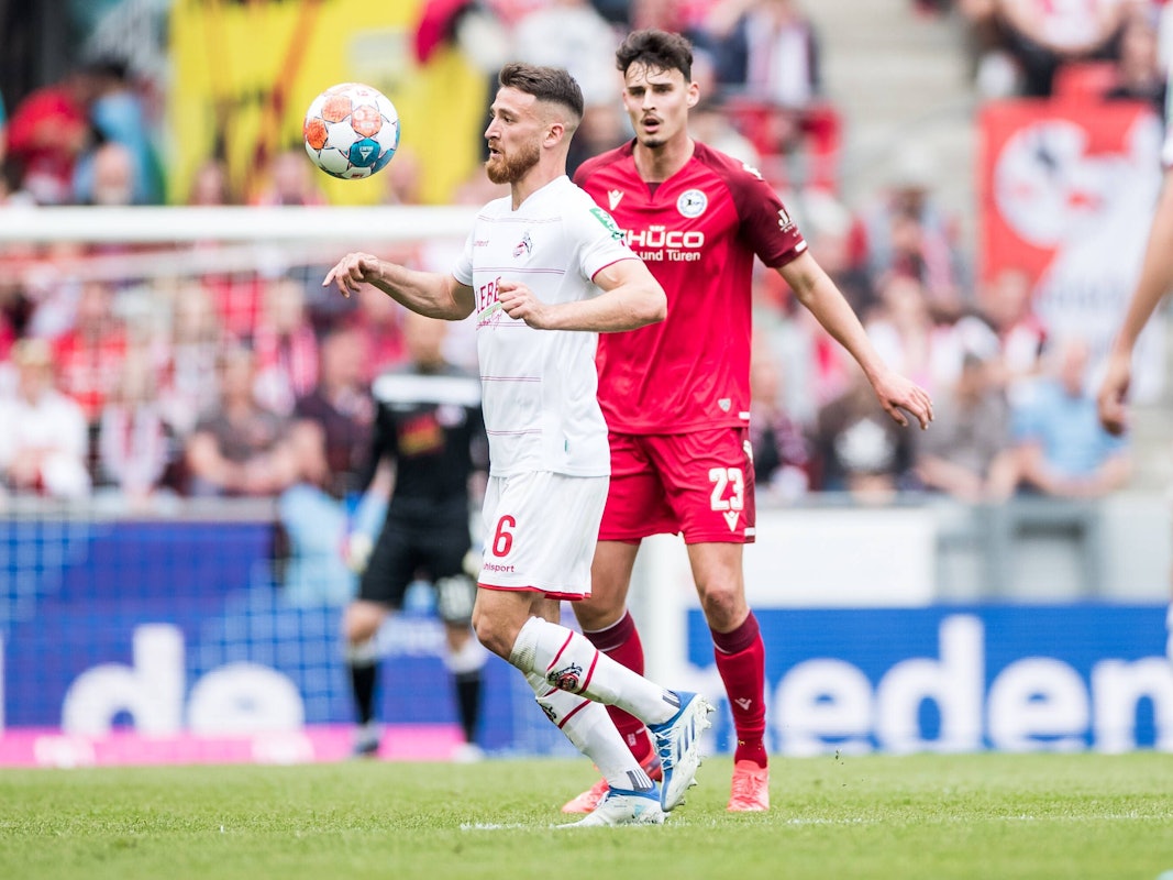 Salih Özcan nimmt einen Ball mit der Brust an.