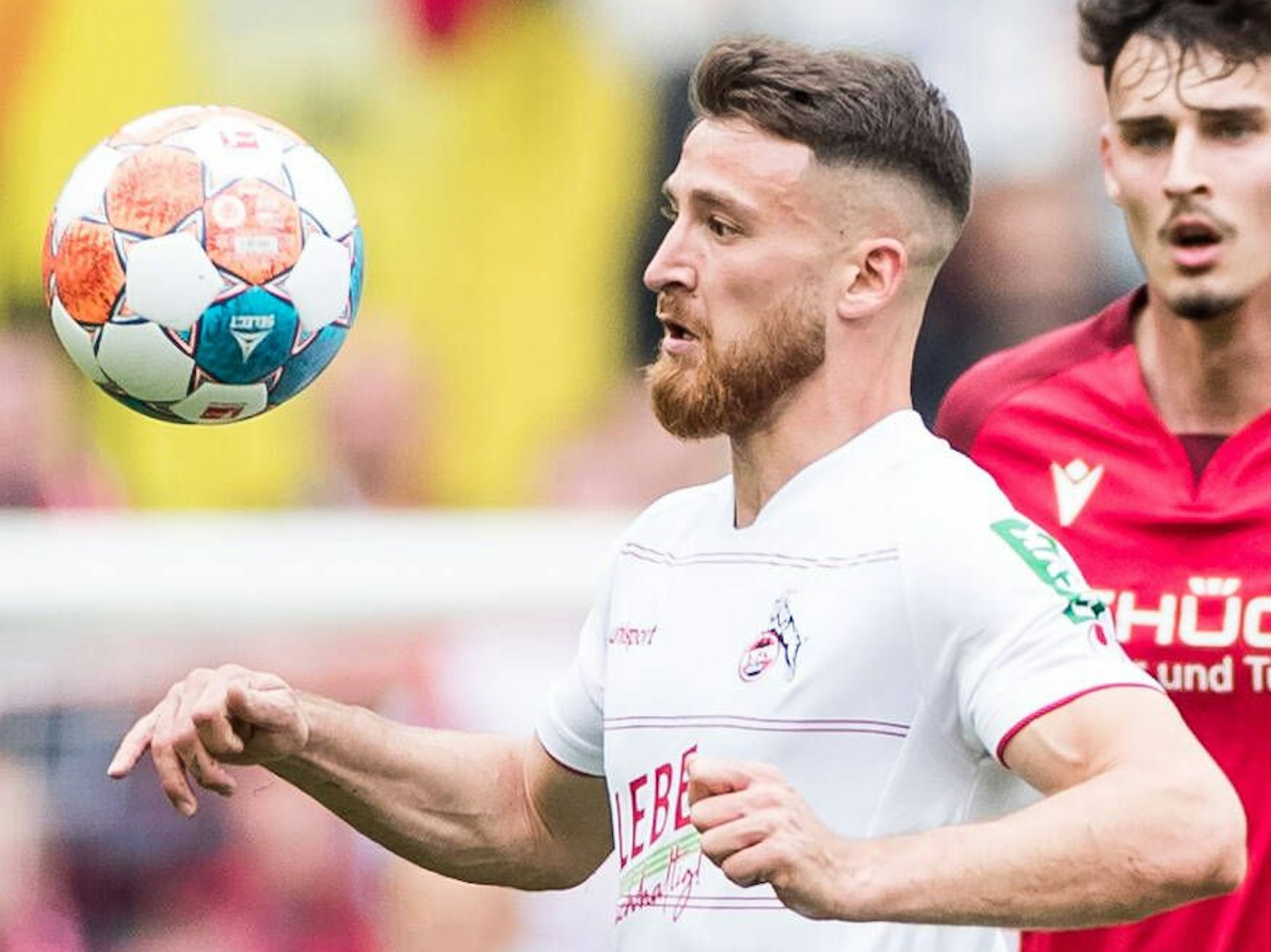 Salih Özcan behauptet sich gegen Janni Serra (r.).