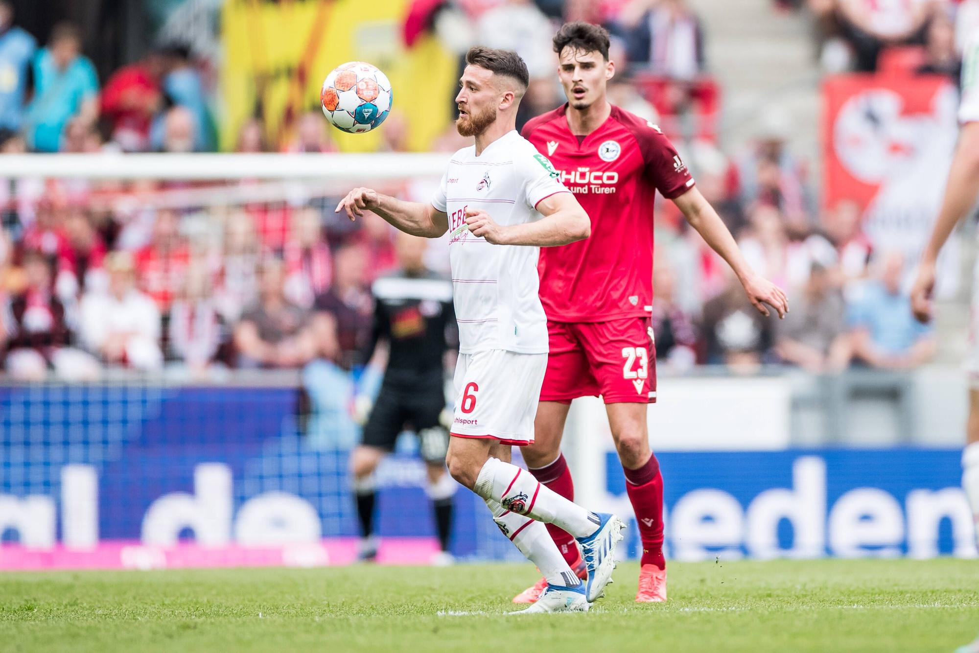 Salih Özcan nimmt einen Ball mit der Brust an.