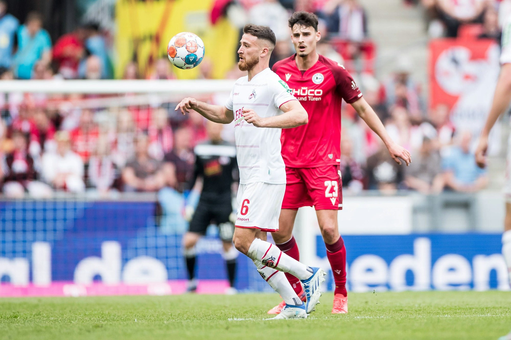 Salih Özcan nimmt einen Ball mit der Brust an.