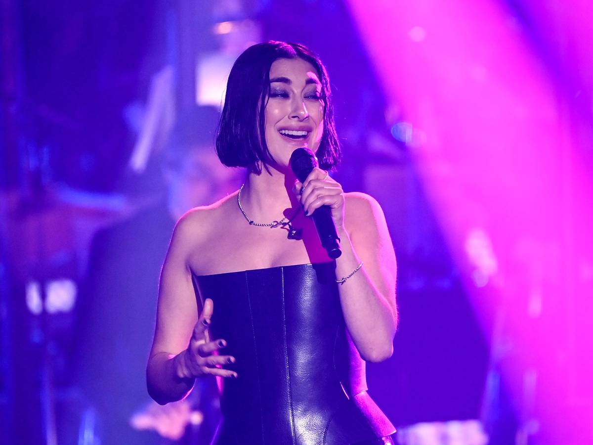 Sängerin Elif steht beim Finale der Castingshow "The Voice of Germany 2021" auf der Bühne.