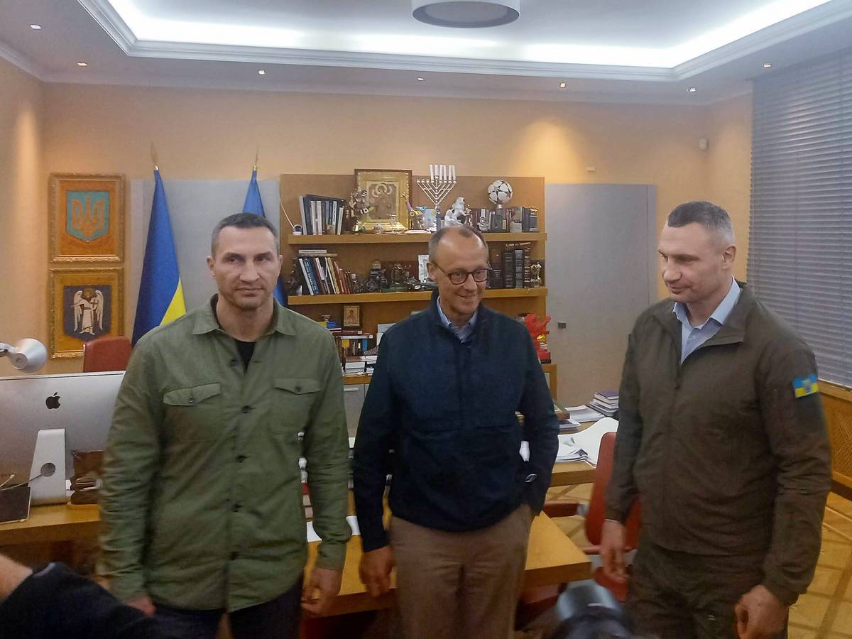 Der CDU-Parteivorsitzende Friedrich Merz (Mitte) traf bei seinem Besuch in der Ukraine am 3. Mai 2022 auch Kyjiws Bürgermeister Vitali Klitschko und dessen Bruder Wladimir Klitschko (l.).