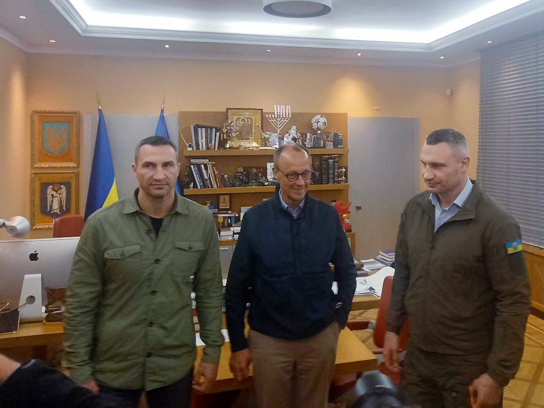 Der CDU-Parteivorsitzende Friedrich Merz (Mitte) traf bei seinem Besuch in der Ukraine am 3. Mai 2022 auch Kyjiws Bürgermeister Vitali Klitschko und dessen Bruder Wladimir Klitschko (l.).