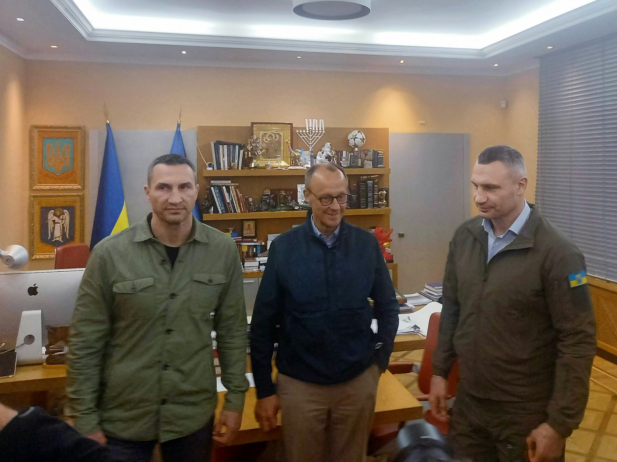 Der CDU-Parteivorsitzende Friedrich Merz (Mitte) traf bei seinem Besuch in der Ukraine am 3. Mai 2022 auch Kyjiws Bürgermeister Vitali Klitschko und dessen Bruder Wladimir Klitschko (l.).