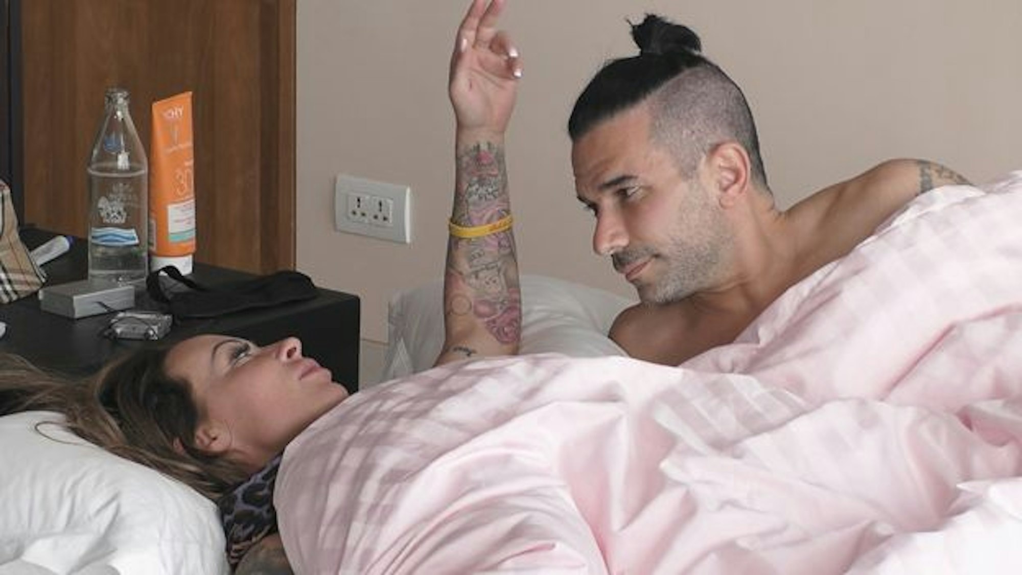 Cora Schumacher in der TV-Show „Club der guten Laune" im Bett mit Marc Terenzi.