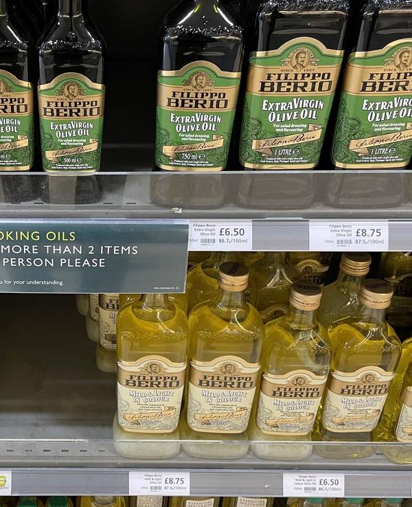 Da es vermehrt zu Hamsterkäufen kommt, ist Sonnenblumenöl in deutschen Supermärkten und Discountern gerade nur begrenzt verfügbar. Das Symbolfoto vom 23.04.2022 zeigt Speiseöl in den Regalen einer Waitrose-Filiale in Kent, einer Grafschaft im Südosten Englands.