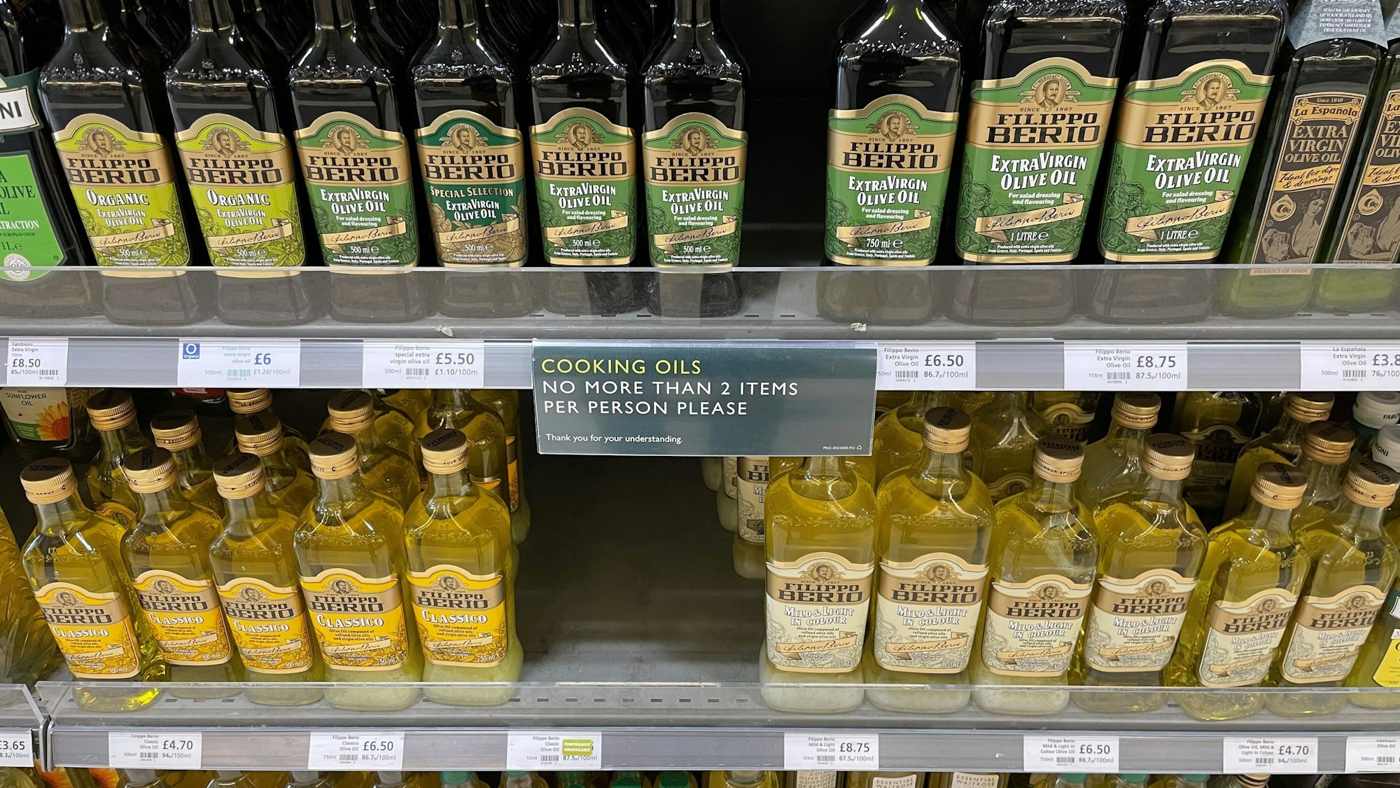 Da es vermehrt zu Hamsterkäufen kommt, ist Sonnenblumenöl in deutschen Supermärkten und Discountern gerade nur begrenzt verfügbar. Das Symbolfoto vom 23.04.2022 zeigt Speiseöl in den Regalen einer Waitrose-Filiale in Kent, einer Grafschaft im Südosten Englands.