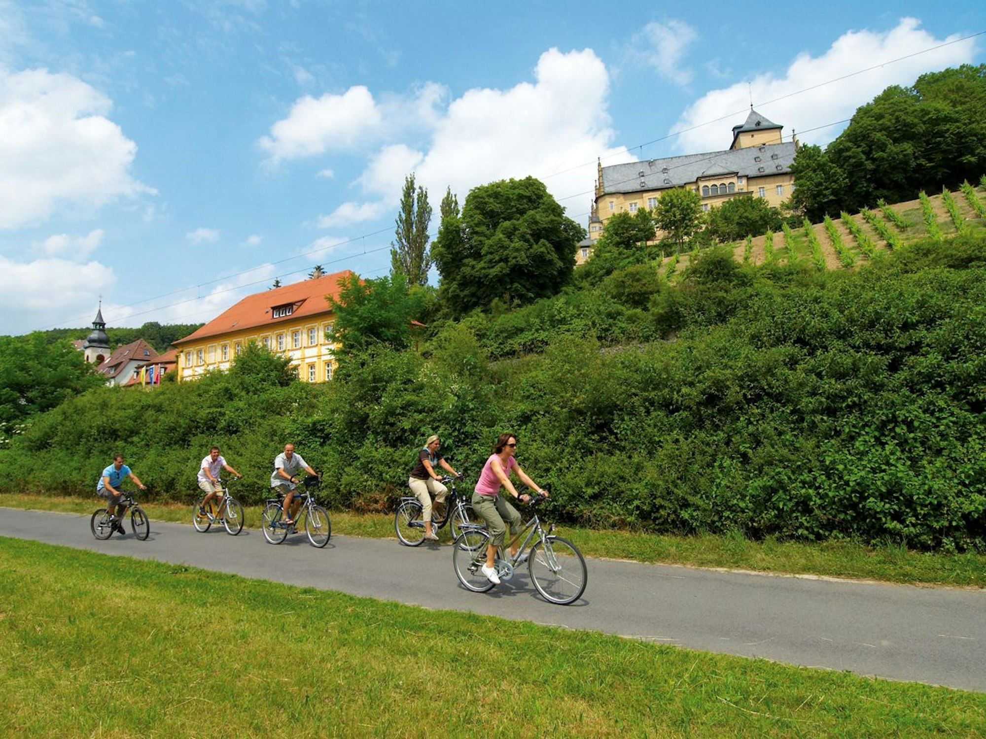 Der Main-Radweg führt am historischen Schloss Mainberg vorbei.