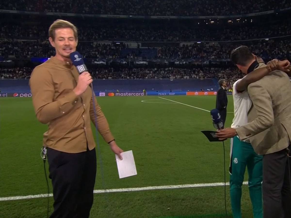 David Alaba umarmt während der DAZN-Übertragung zum CL-Halbfinale zwischen Real Madrid und Manchester City Experte Sandro Wagner.
