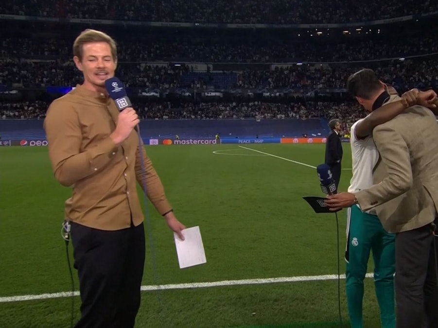 David Alaba umarmt während der DAZN-Übertragung zum CL-Halbfinale zwischen Real Madrid und Manchester City Experte Sandro Wagner.