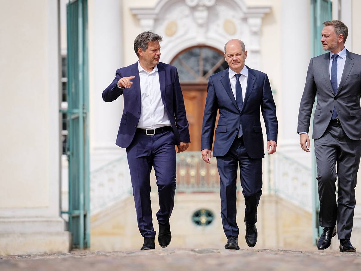 Bundeskanzler Olaf Scholz (M, SPD), Robert Habeck (l, Bündnis 90/Die Grünen), Bundesminister für Wirtschaft und Klimaschutz.