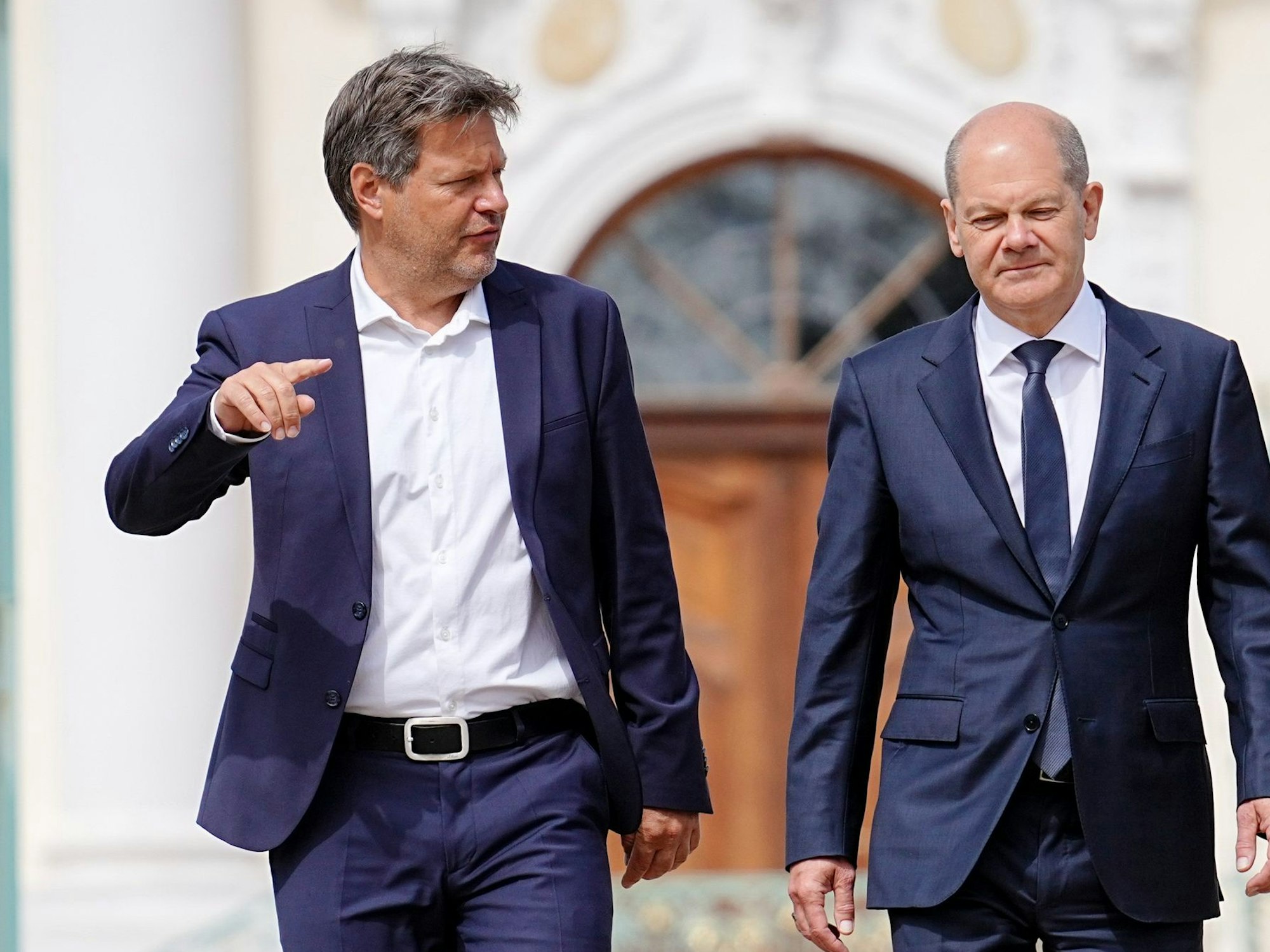 Bundeskanzler Olaf Scholz (M, SPD), Robert Habeck (l, Bündnis 90/Die Grünen), Bundesminister für Wirtschaft und Klimaschutz.