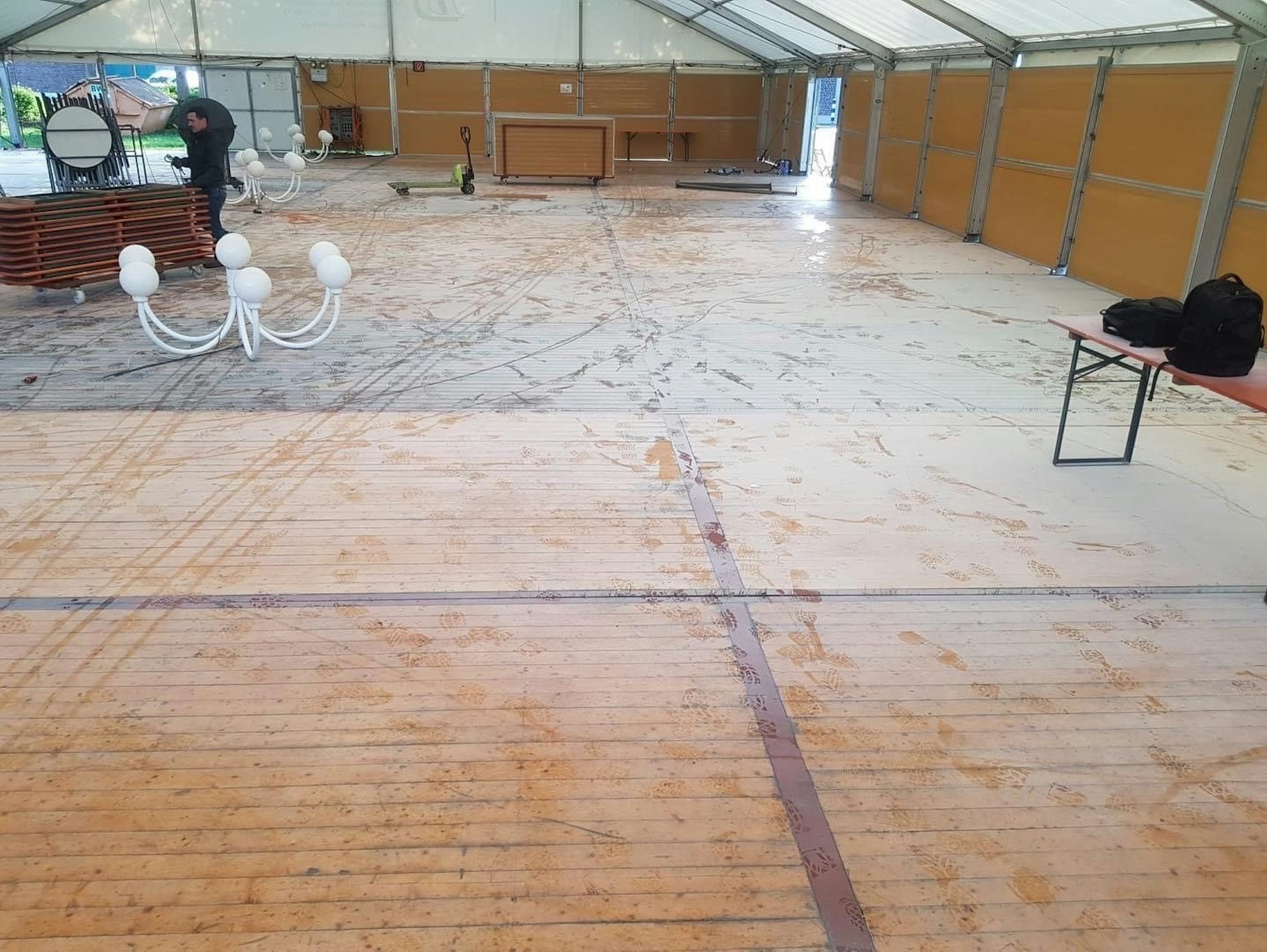 Das Zelt der Maigesellschaft Greesberger in Auweiler ist voller Löschpulver