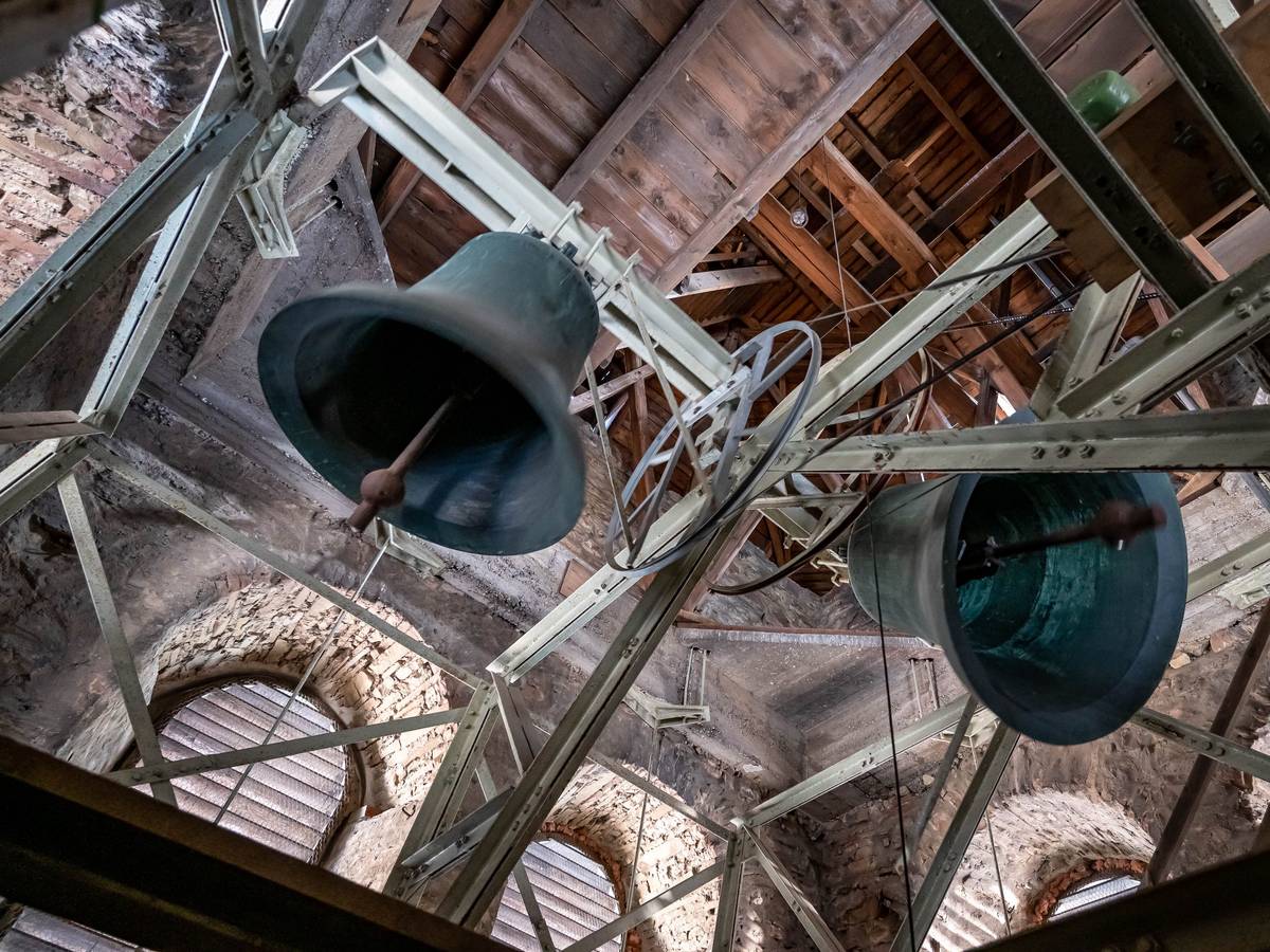 Kirchenglocken läuten in einer Kirche. Im Kölner Stadtteil Marienburg sorgt das für Ärger.